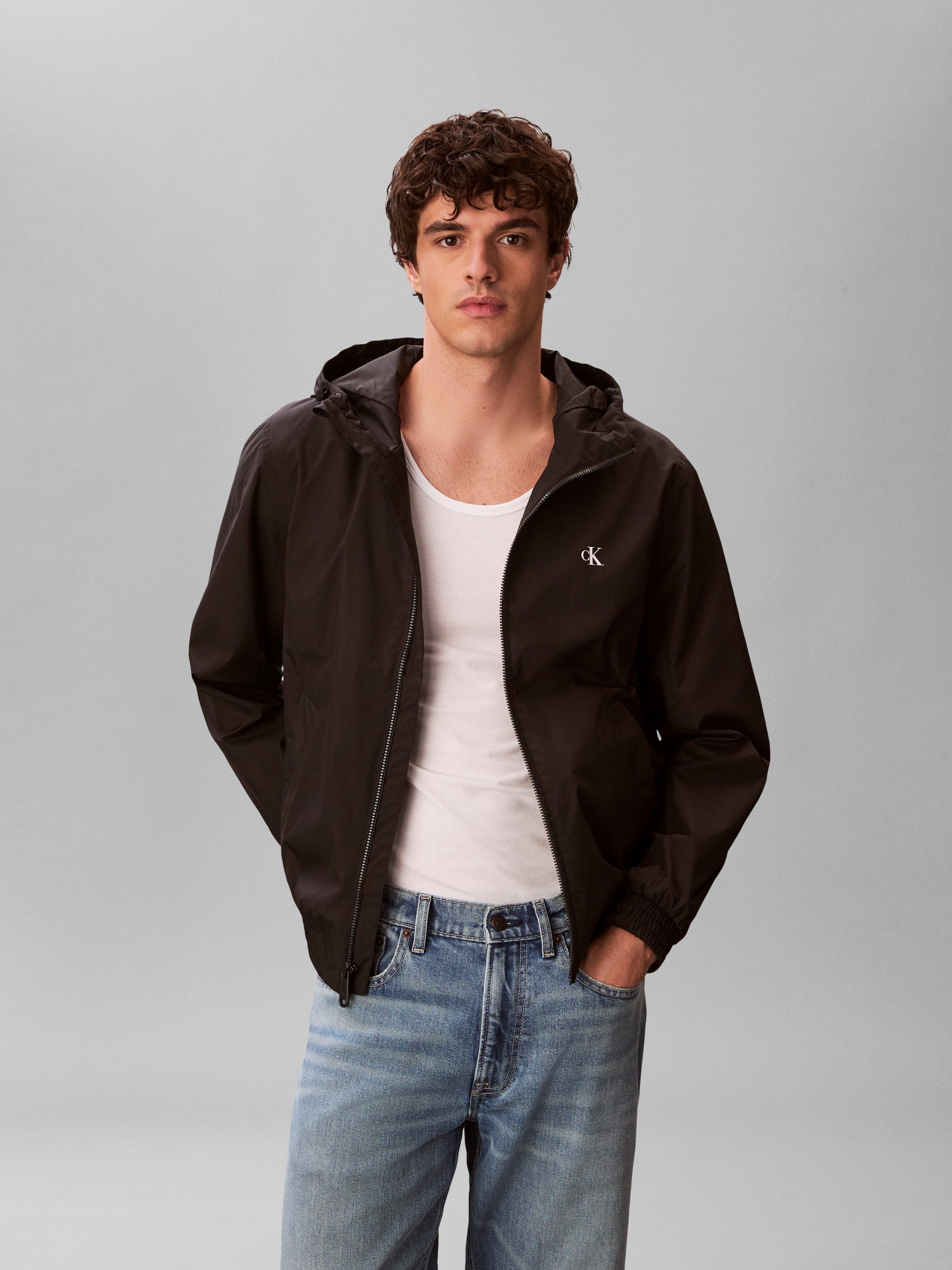 Calvin Klein Jeans Allwetterjacke HOODED NYLON Regular fit mit Rundhalsausschnitt und Kapuze