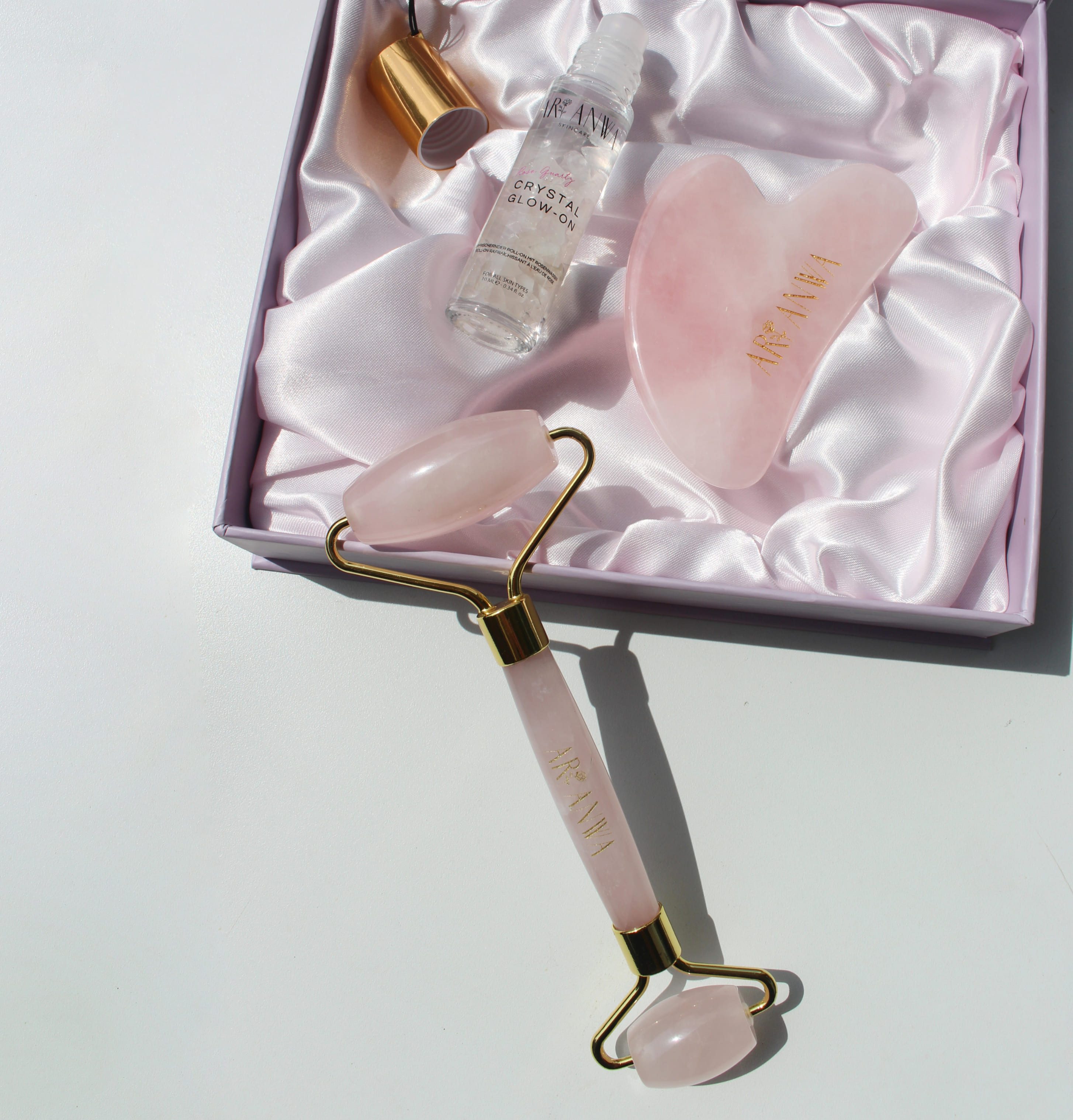 ARI ANWA Skincare Gesichtsmassagegerät Face Yoga Set - Gua Sha, Rosenquarz Roller & Rosenwasser Roll-On