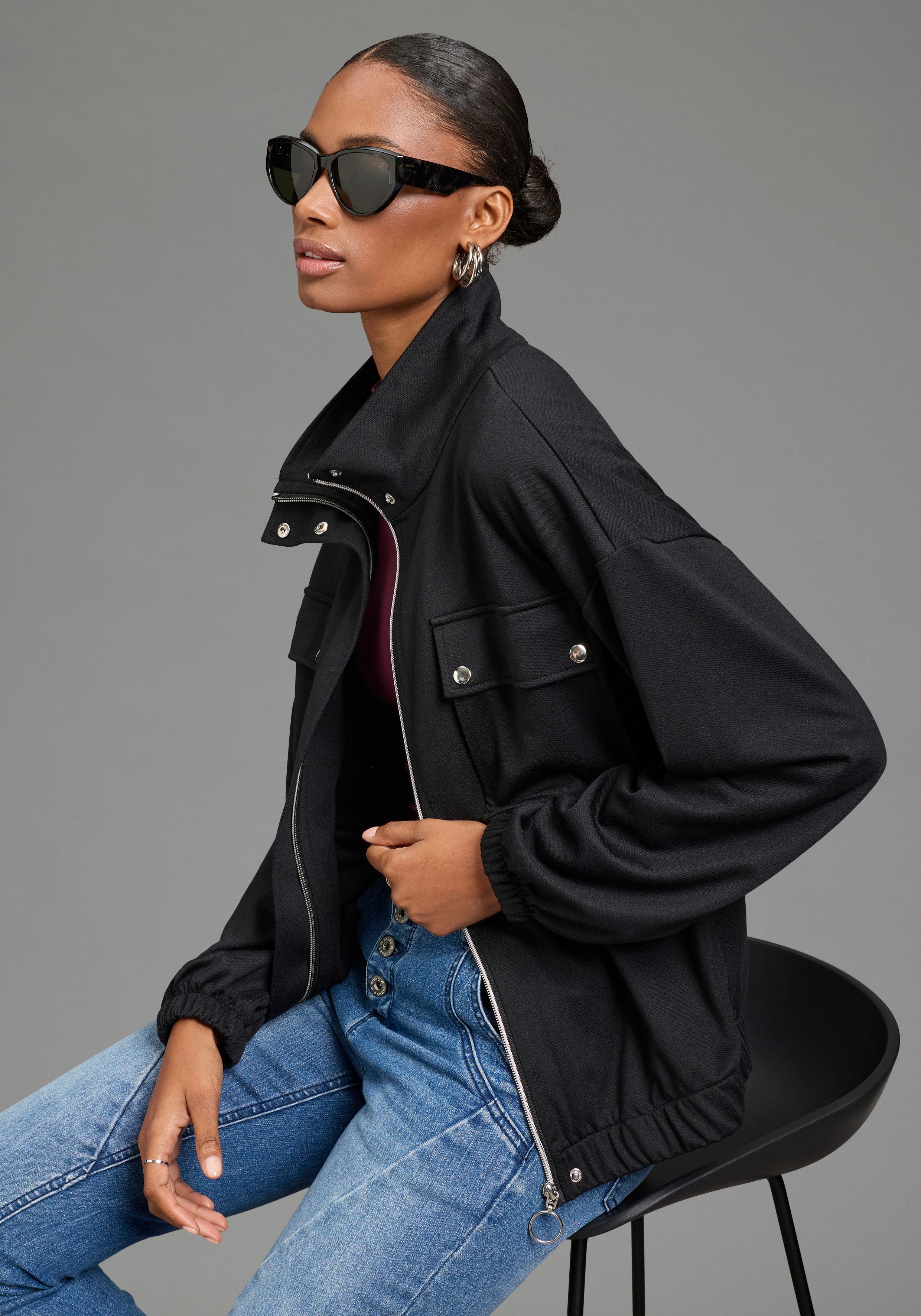 Bruno Banani Sweatjacke in modischer Blouson-Form und eleganten Knöpfen, hüftlange Schnittform, mit Stehkragen