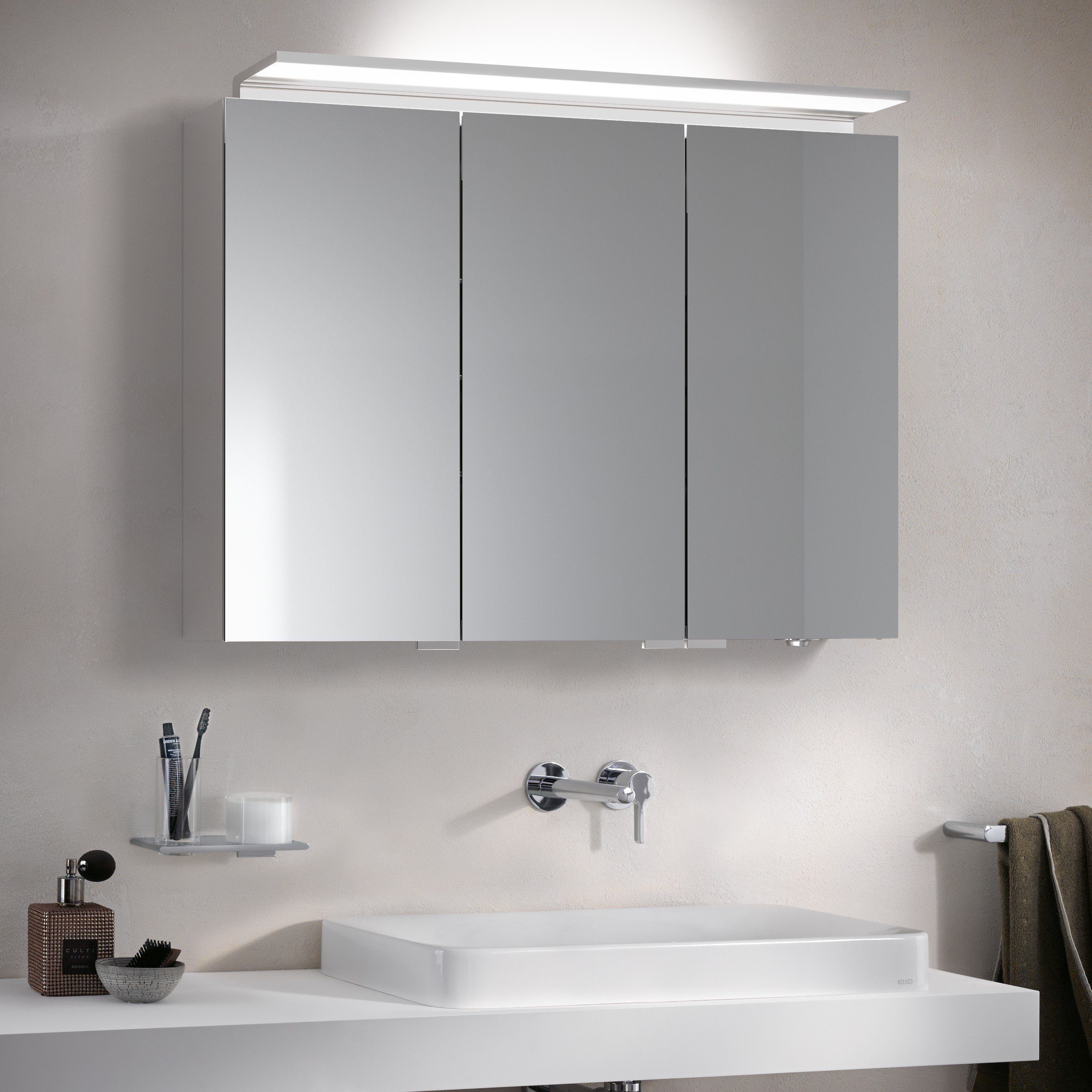 Keuco Spiegelschrank Royal L1 (Badezimmerspiegelschrank mit Beleuchtung  LED), mit Steckdose, inkl. Wandbeleuchtung, verspiegelter Korpus, 3-türig,  100 cm breit