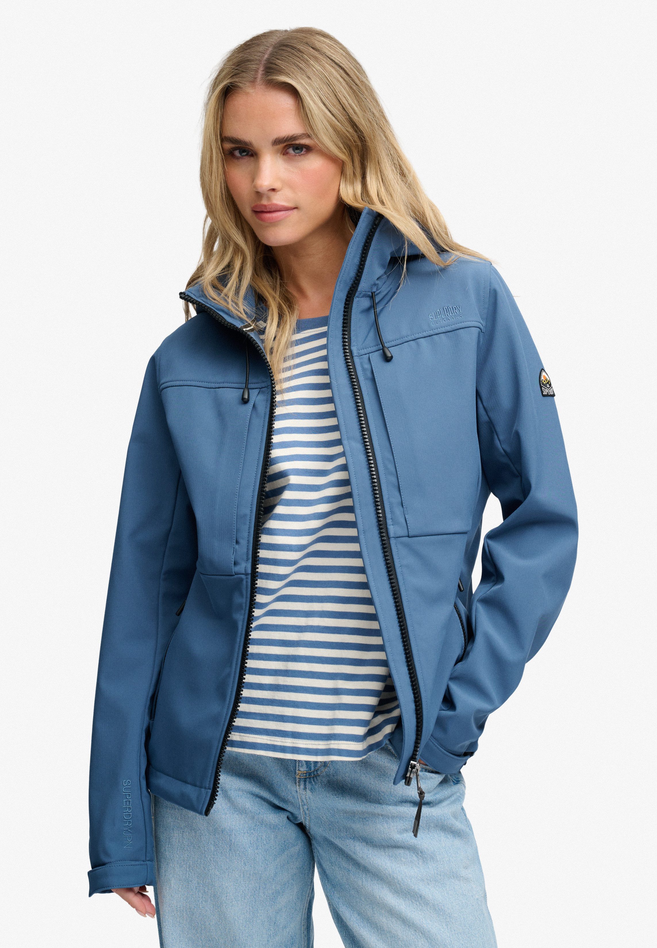 Superdry Outdoorjacke HOODED CLASSIC TREKKER JACKET mit Materialmix aus Polyester und Elasthan, Slim Fit
