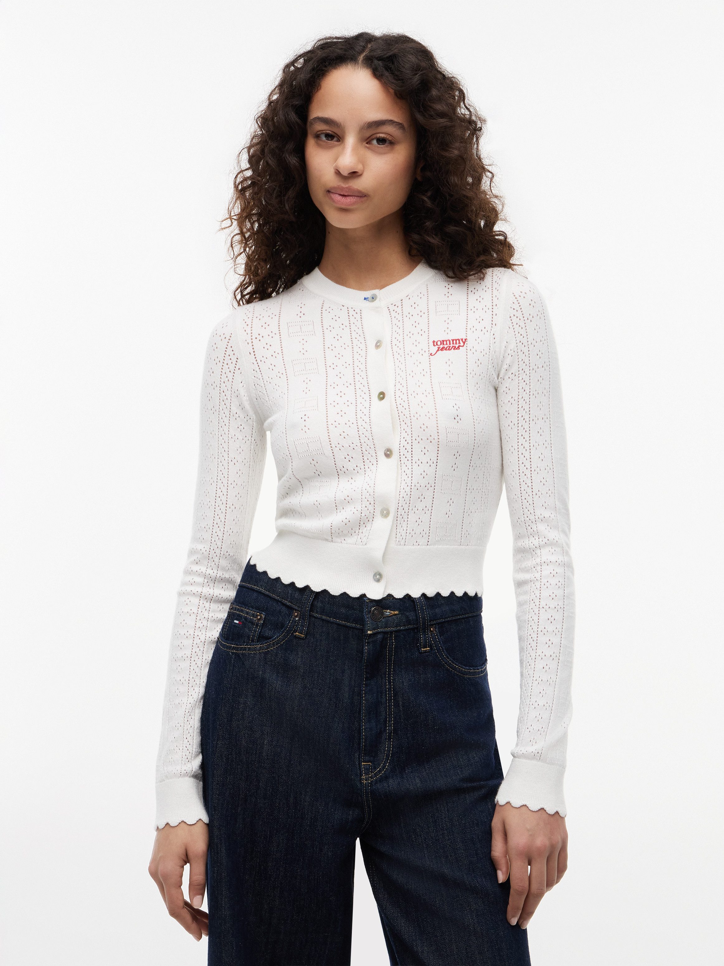 Tommy Jeans Strickjacke TJW POINTELLE CARDIGAN Viskosemischung, Pointelle Strick, gewellter Saum, Logo Stickerei