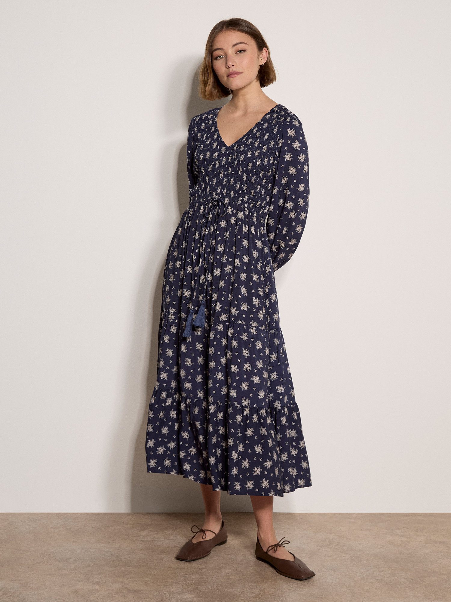 Apricot Midikleid Smokkkleid in mittlerer Länge mit Blumenmuster