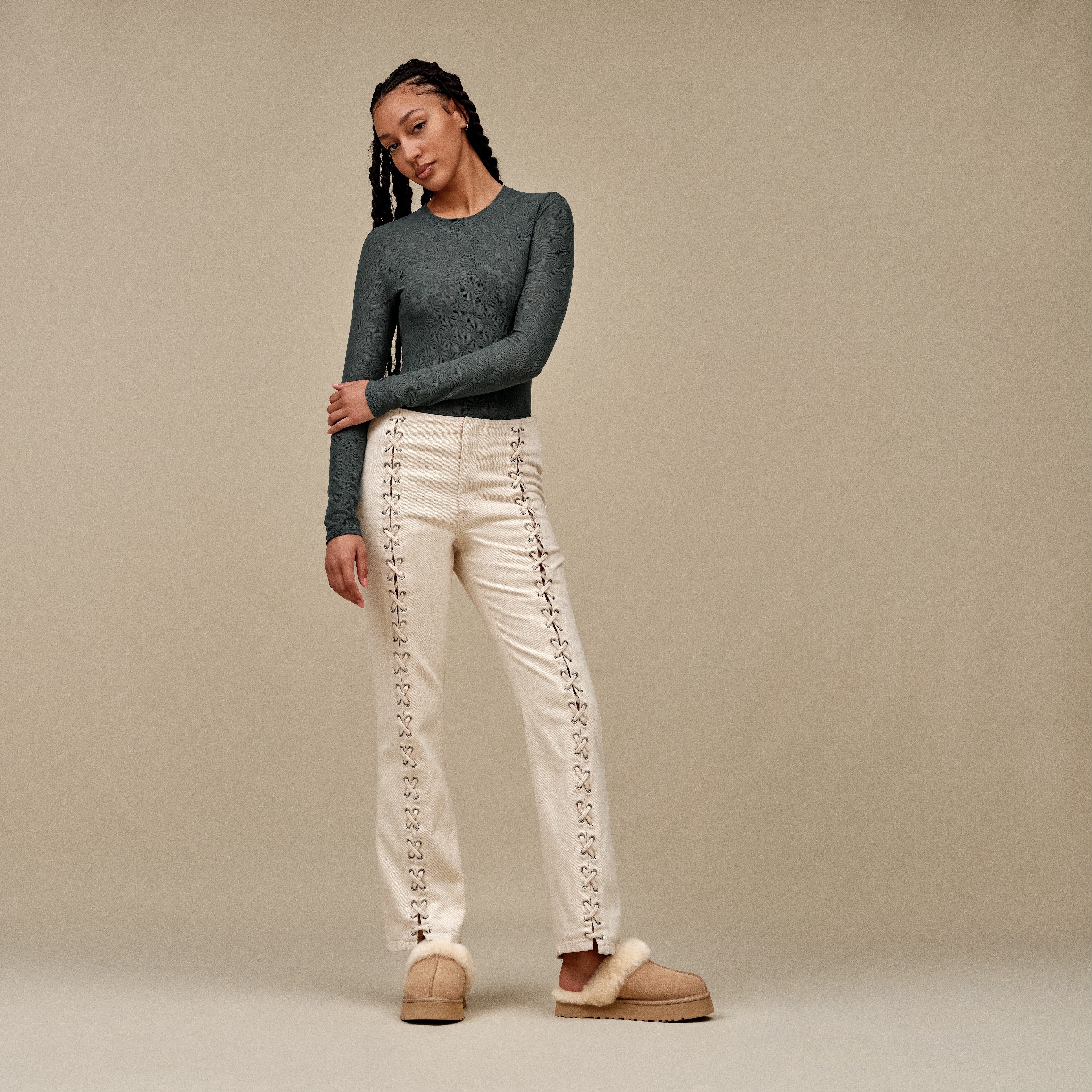 UGG W DISQUETTE Hausschuh Homeslippers, Hausschuh, Clog mit angesagtem Plateau