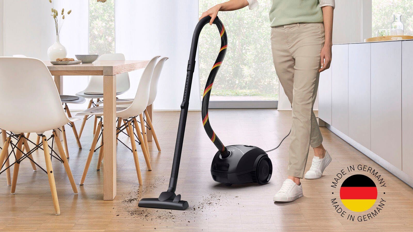 BOSCH Bodenstaubsauger Serie 2 BGDS2CHAMP, aus Recyclingmaterial, 10 Jahre Motorgarantie, 600 W, mit Beutel, kompakt, leistungsstark, Made in Germany, schwarz