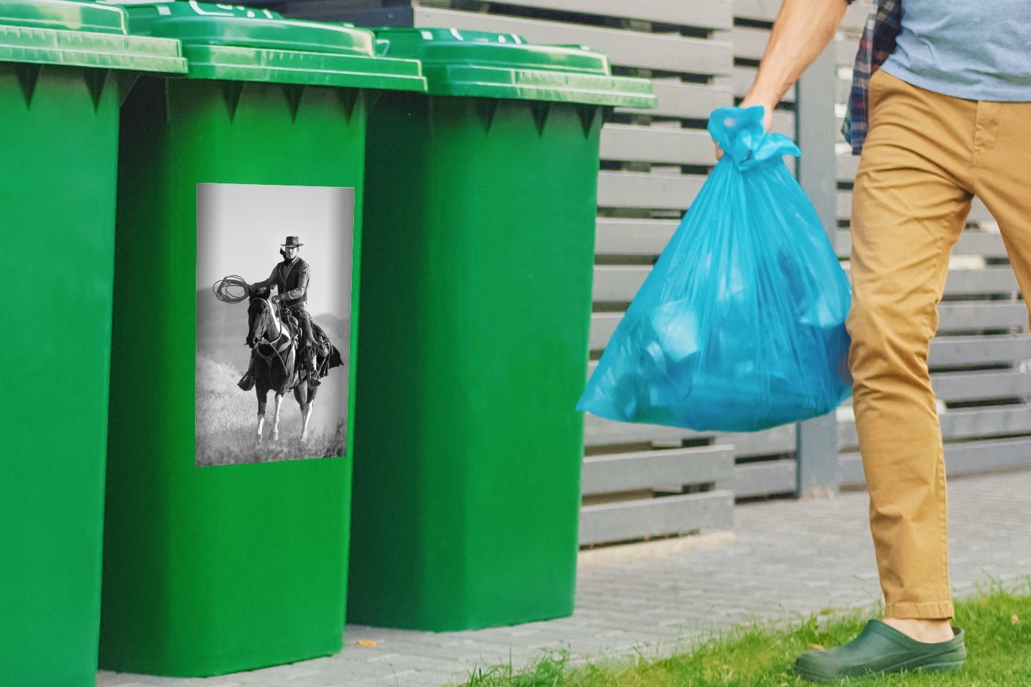 MuchoWow Wandsticker weiß Abfalbehälter auf schwarz Mülleimer-aufkleber, Sticker, einem einem Container, St), Mülltonne, Ein (1 Pferd grauen Cowboy vor - und Himmel