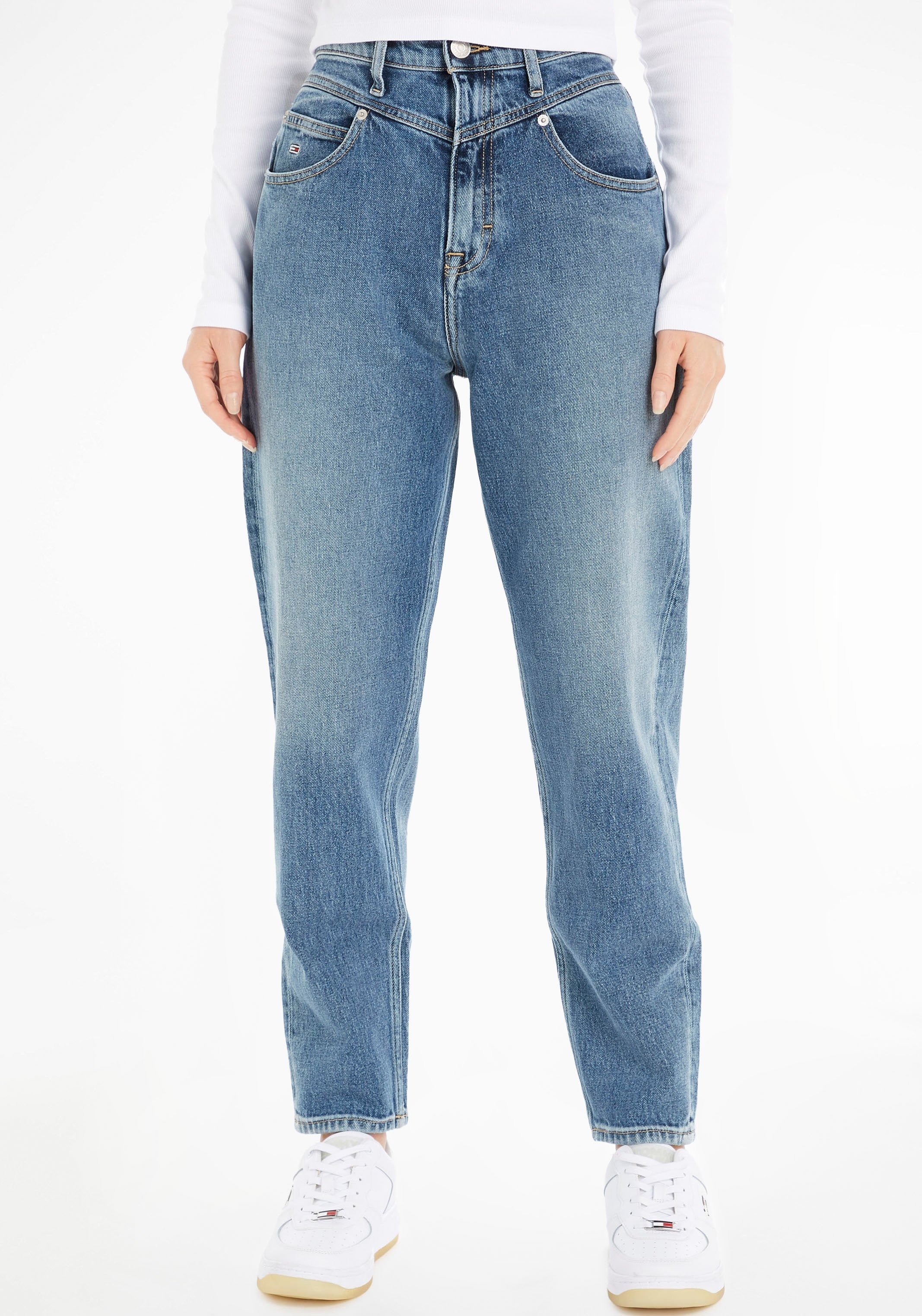 Tommy Jeans Mom-Jeans MOM JEAN UHR TAPERED BG6171 mit gestickten Tommy Jeans  Logo-Flags an den Taschen