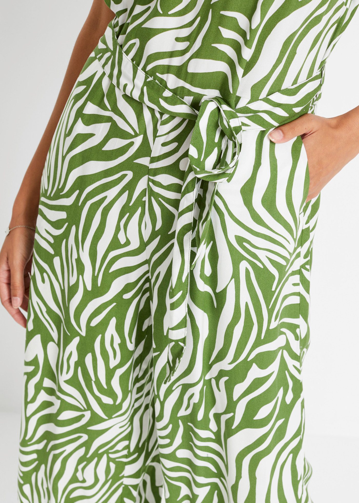 bonprix Jumpsuit mit modischem Druck, aus Viskose, figurumspielende Passform