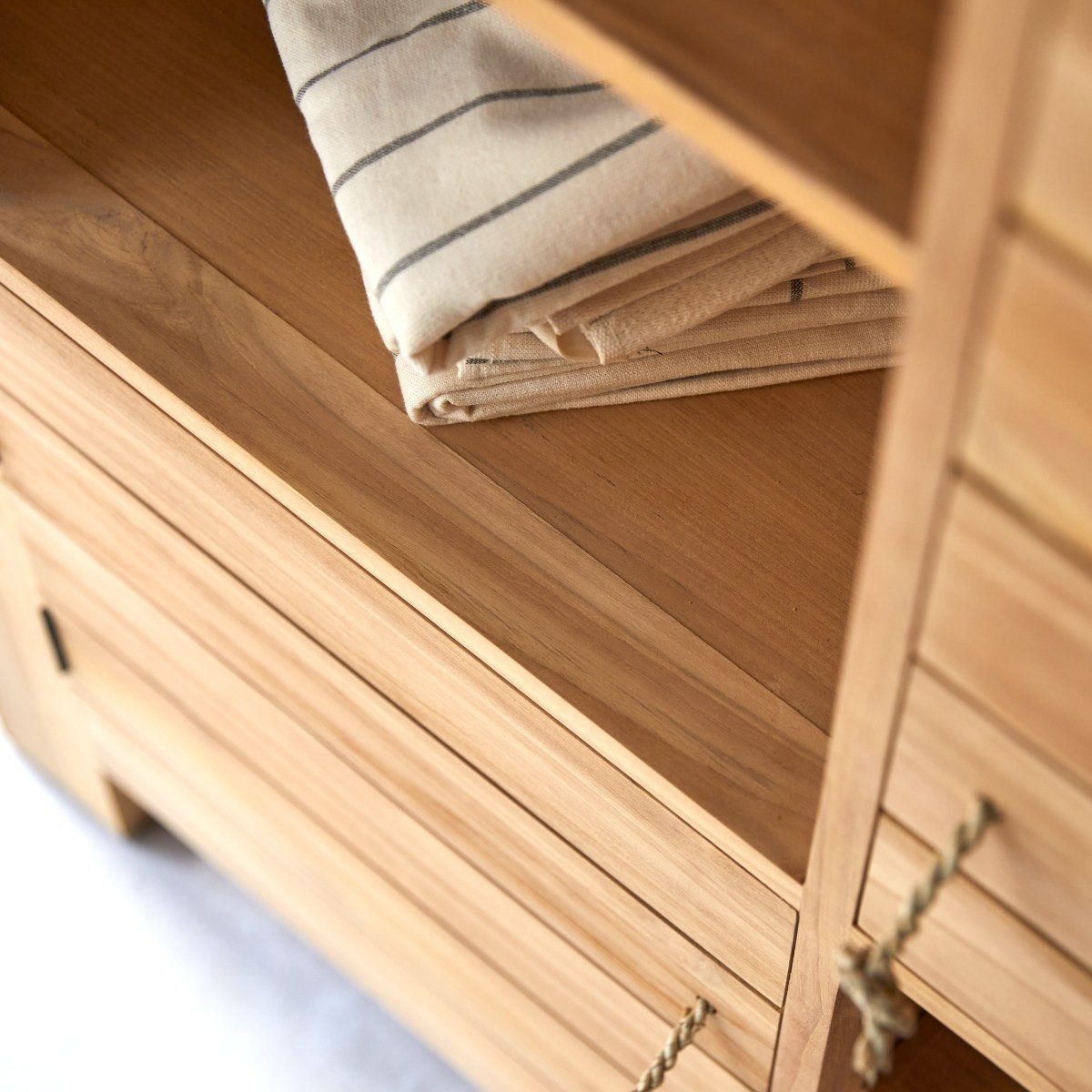 Tikamoon Garderobenschrank Schrank Schlafzimmer aus massivem Teak 160 cm vier Türen