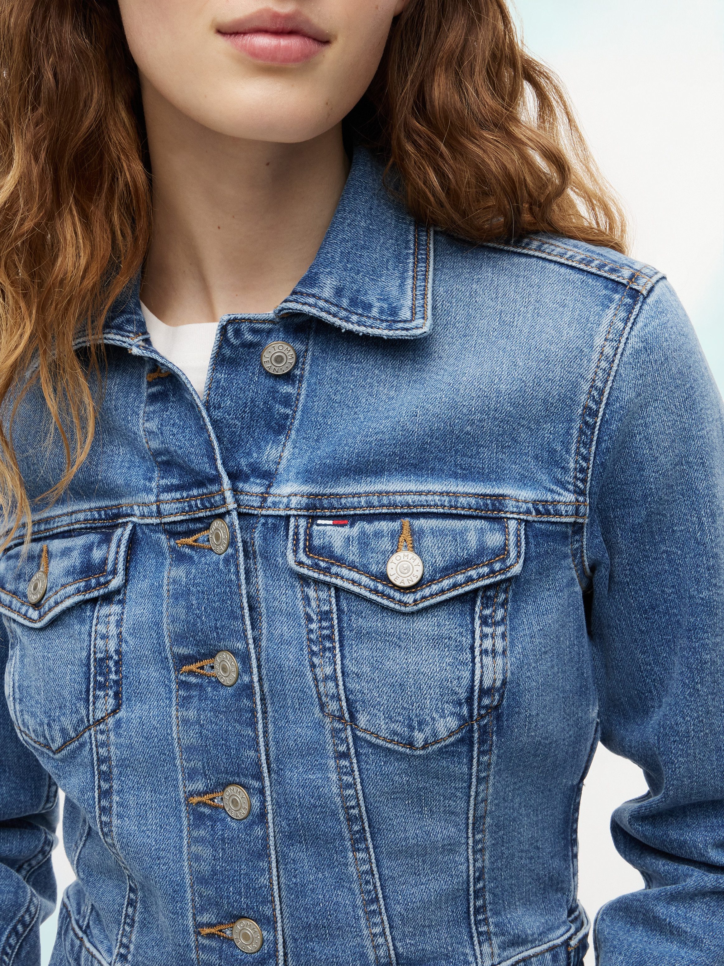 Tommy Jeans Jeansjacke NEW SLIM TRUCKER JACKET CJ8138 Baumwollmischung, slim fit, Brusttaschen