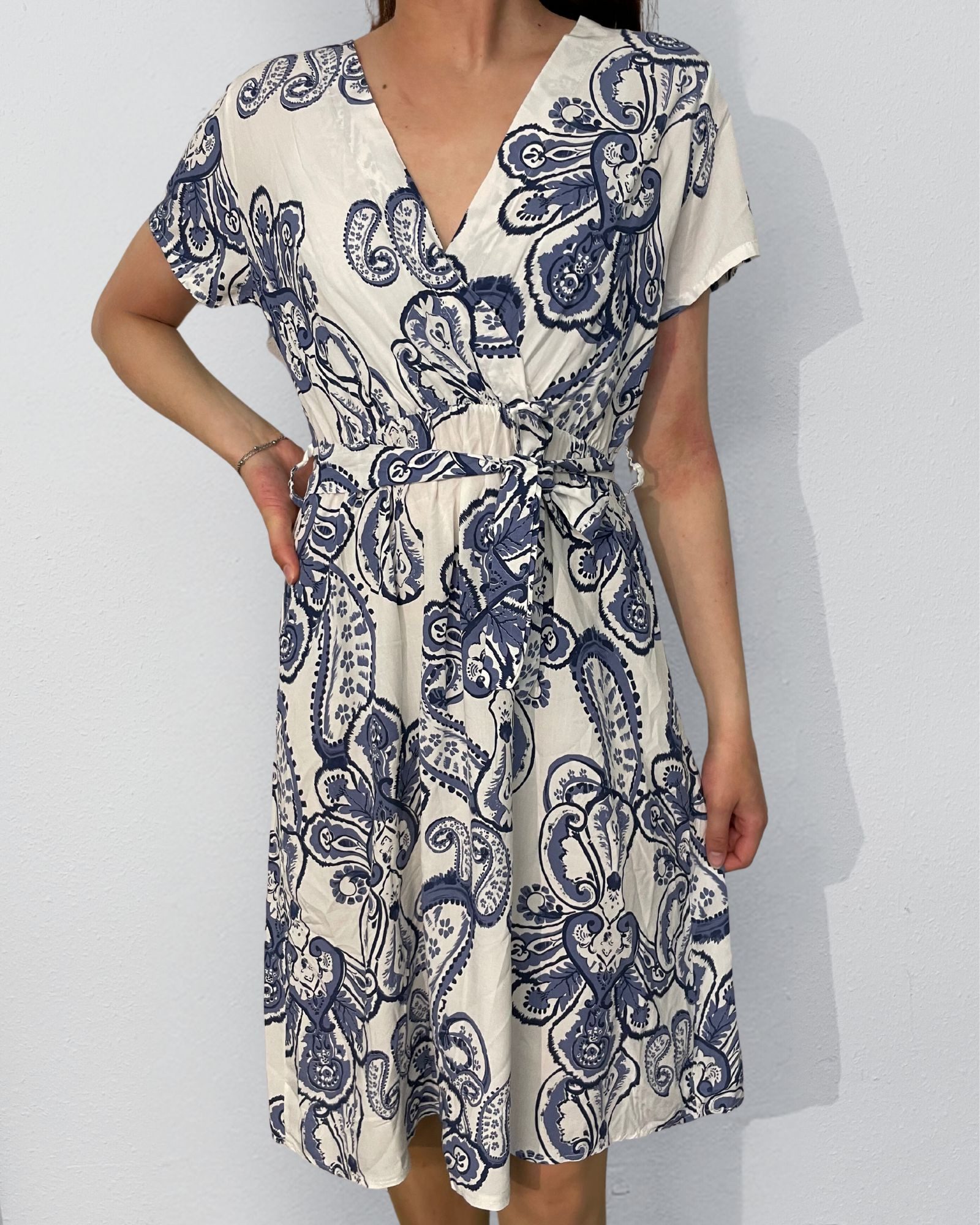 ITALY VIBES Sommerkleid - femininer Oriental Print - Kleid mit Porzellanmus günstig online kaufen