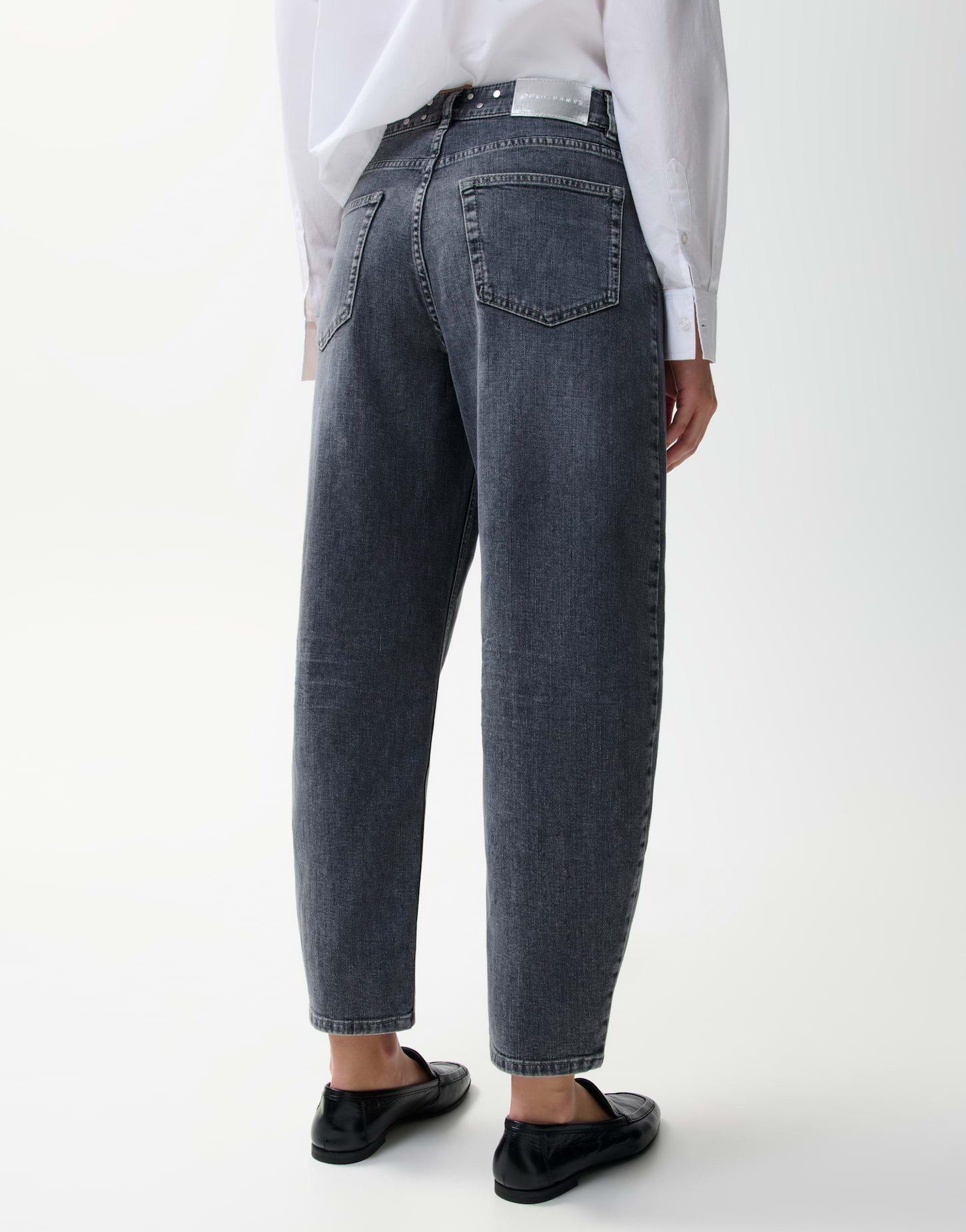 OPUS PANTS Relax-fit-Jeans Mari clear aus Baumwolle mit ovaler Passform Ovale Barrel-Silhouette mit elastischem Griff und Strass-Nieten – Bild 3 von 5