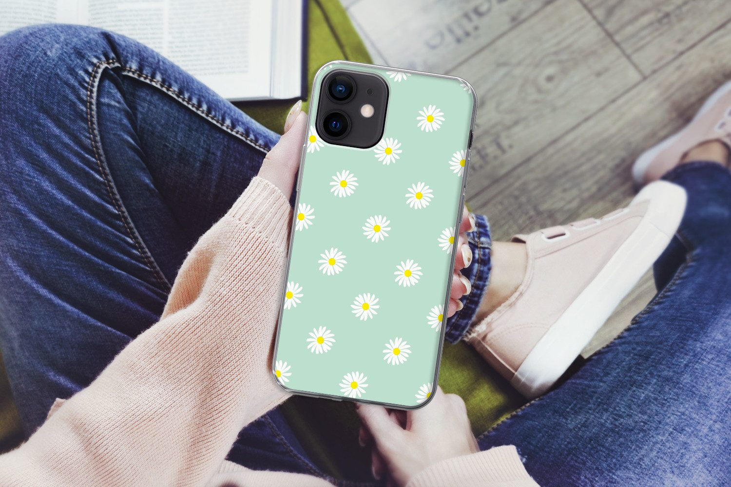 MuchoWow Handyhülle für Apple iPhone 12 Gänseblümchen - Pastell - Weiß - Grün - Florales M, Smartphone-Bumper, Print, Handy Schutzhülle Dünn