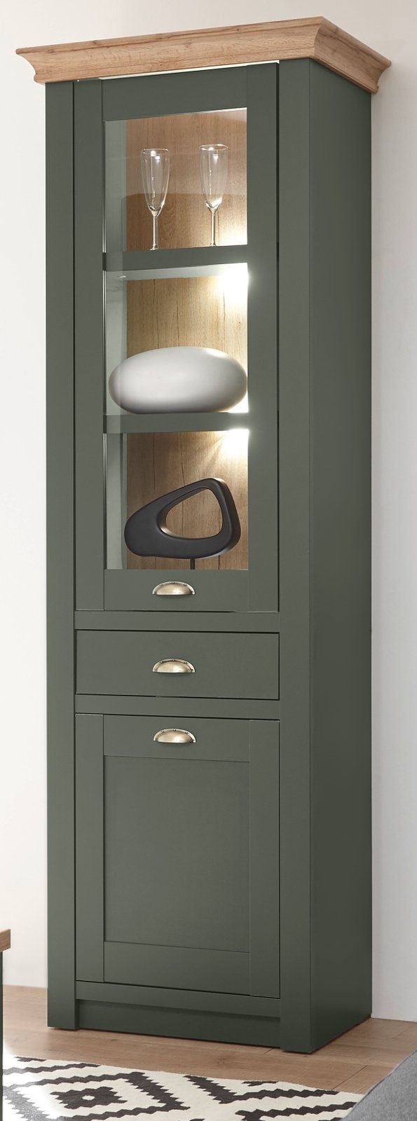Furn.Design Stauraumvitrine Norwich (Vitrine in dunklem grün mit Wotan Eiche, 68 x 207 cm) Landhausstil