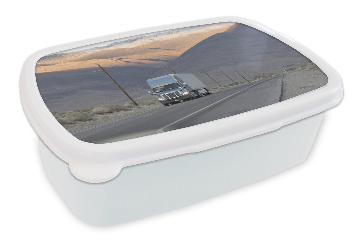 MuchoWow Lunchbox Lastwagen zwischen den Bergen, Kunststoff, (2-tlg), Brotbox für Kinder und Erwachsene, Brotdose, für Jungs und Mädchen weiß