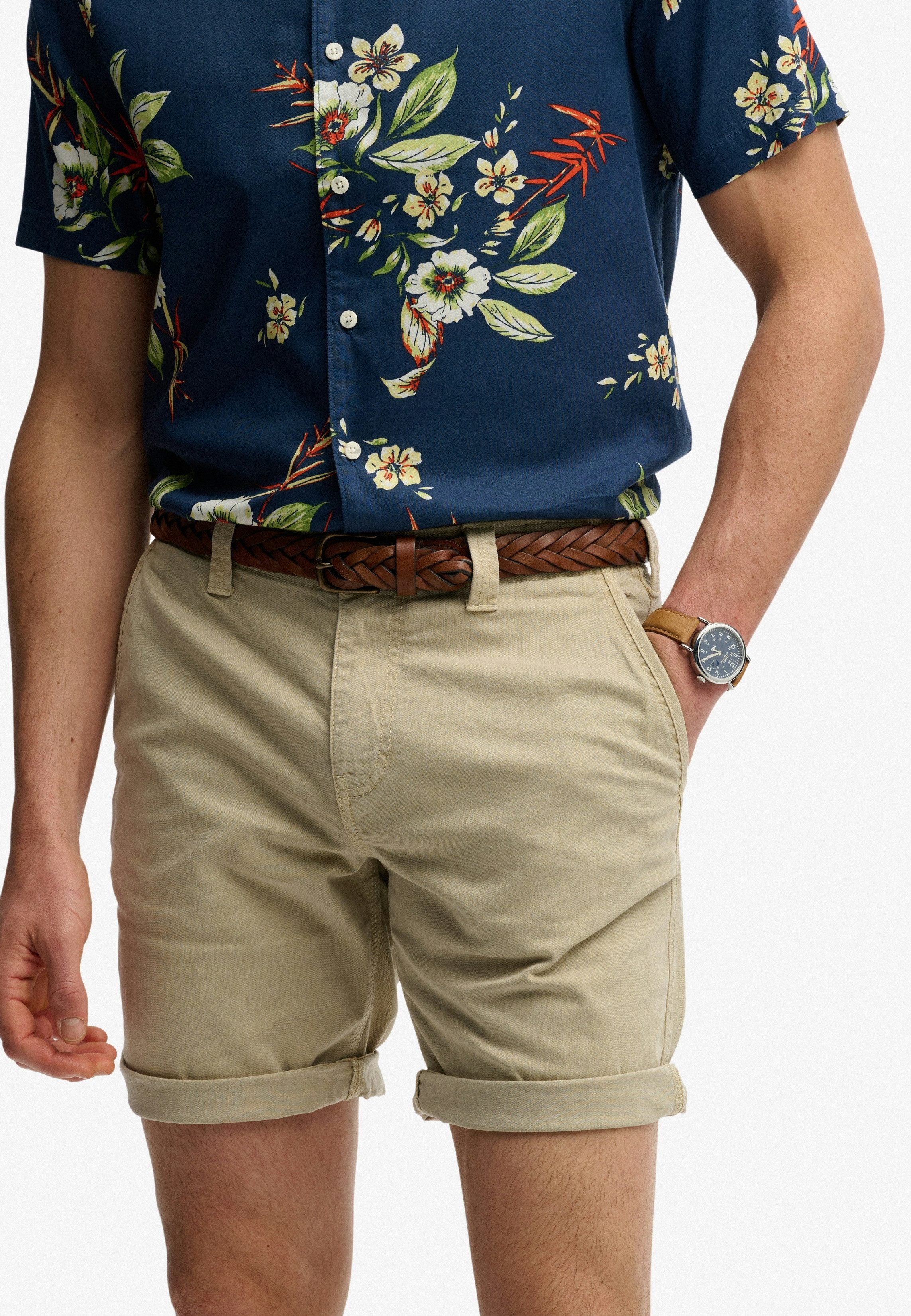 Superdry Chinoshorts UTILITY CHINO SHORT mit Baumwollmischung, Relaxed Fit, knielang, aus Webmaterial