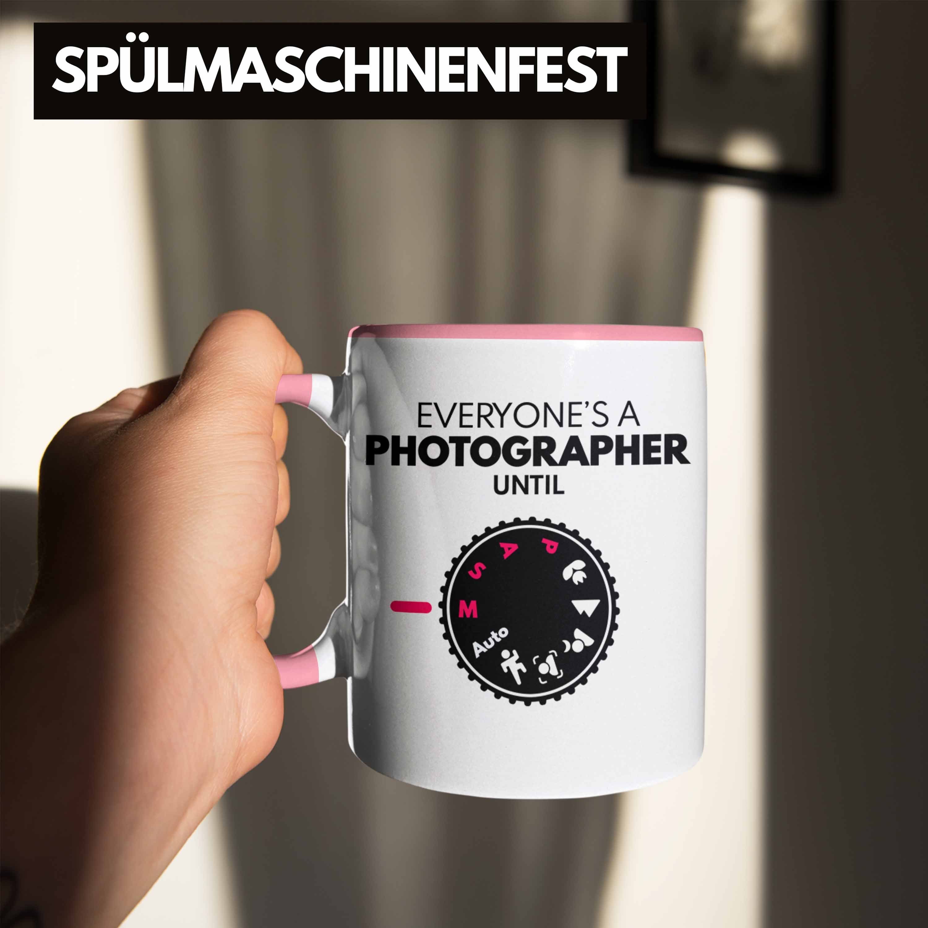 Trendation Tasse Trendation - Fotograf Geschenkideen Tasse Fotografieren Geschenk Lustig Kaffeetasse Grafik Rosa Insider Fotografie Zubehör