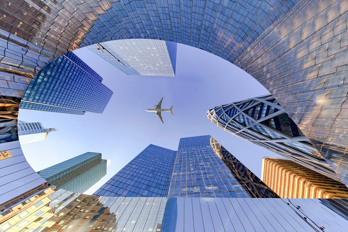 Papermoon Fototapete Flugzeug über Stadt | Fototapeten