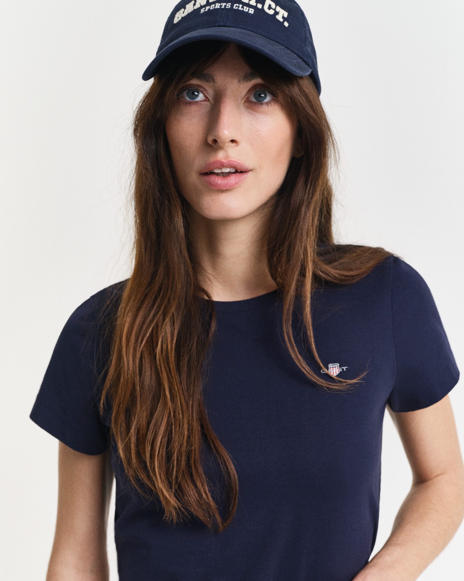Gant T-Shirt REG SHIELD KA T-SHIRT mit einer kleinen aufgestickten Wappen-Grafik auf der Brust