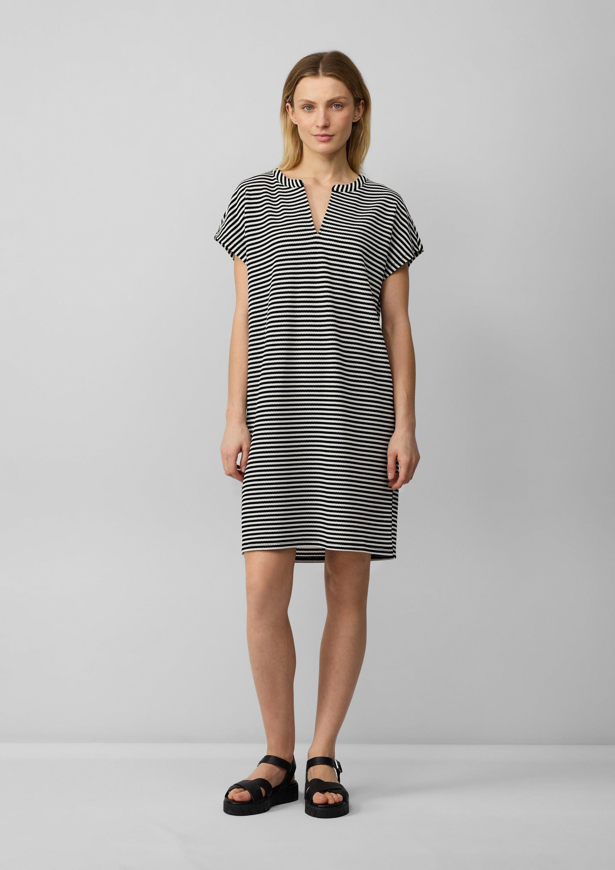 s.Oliver Minikleid Kleid Gestreiftes Kurzkleid aus Jacquard im Relaxed Fit