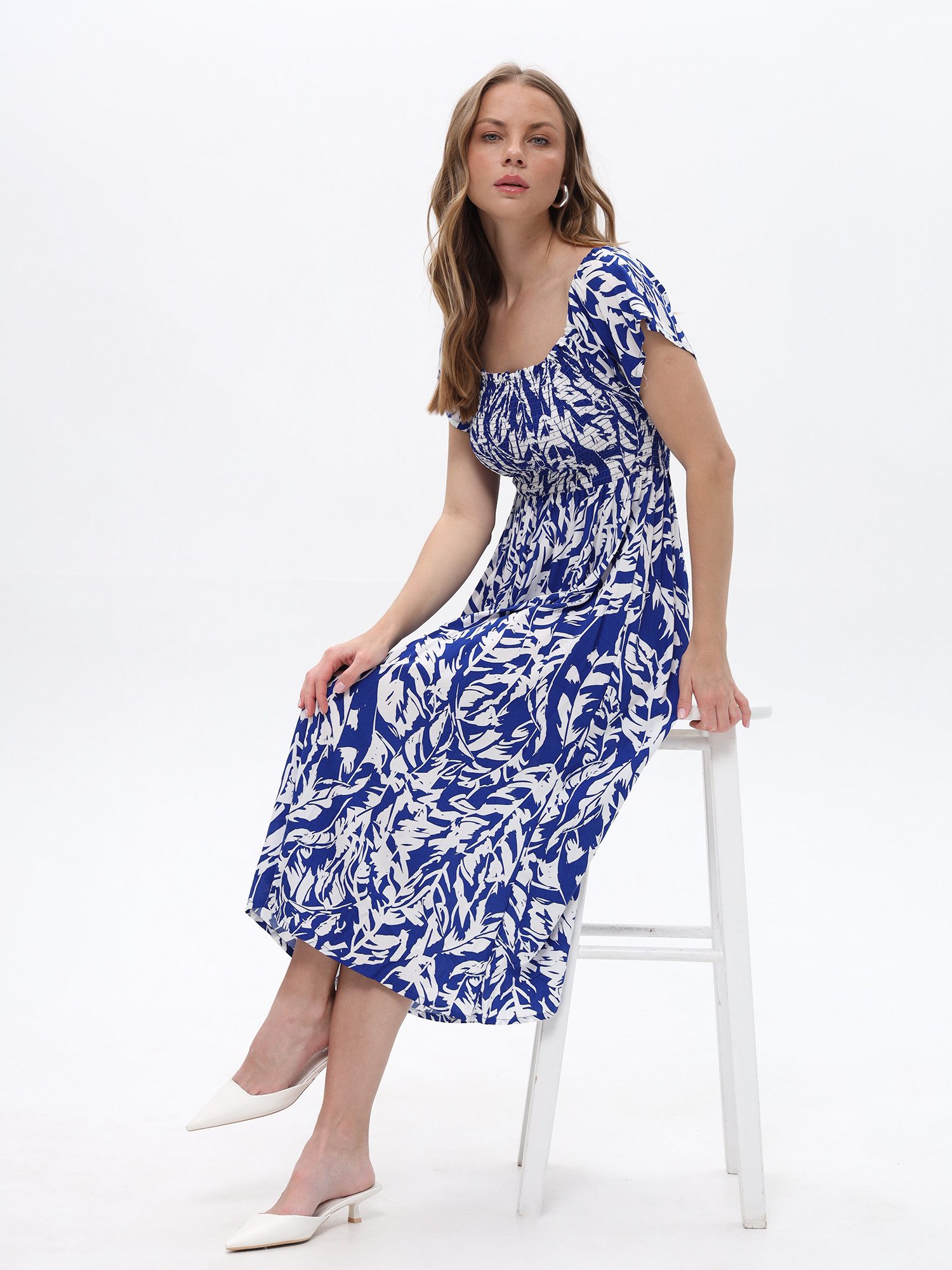 Passioni Sommerkleid Gesmoktes Kleid mit Blätterprint Maxikleid mit Weiß-Blauem Muster – Bild 4 von 4