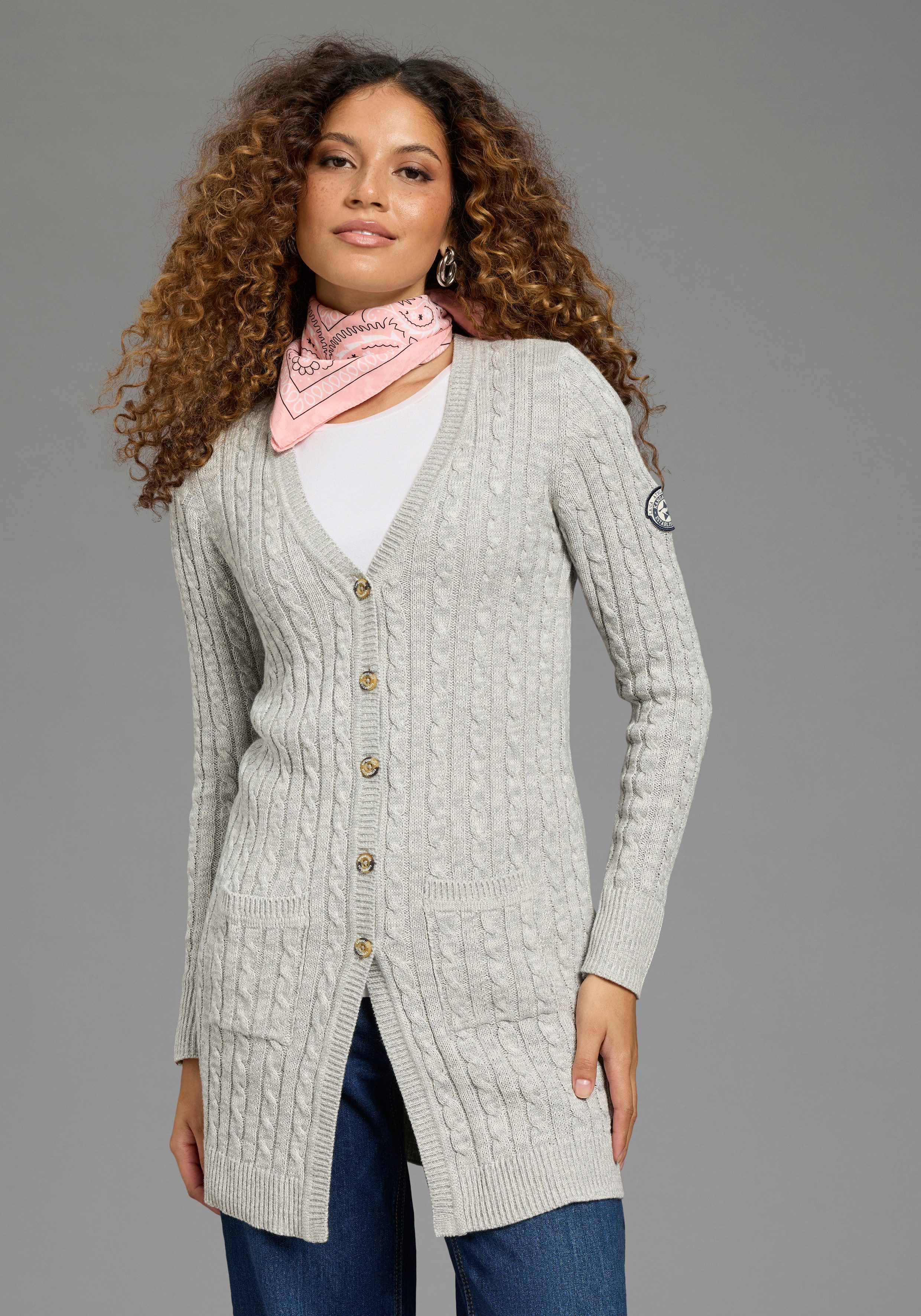 KangaROOS Longstrickjacke mit Knöpfen, po-bedeckende Länge, figurbetonte Passform. € 39,99, (€ 39,99 pro 1 Stk).