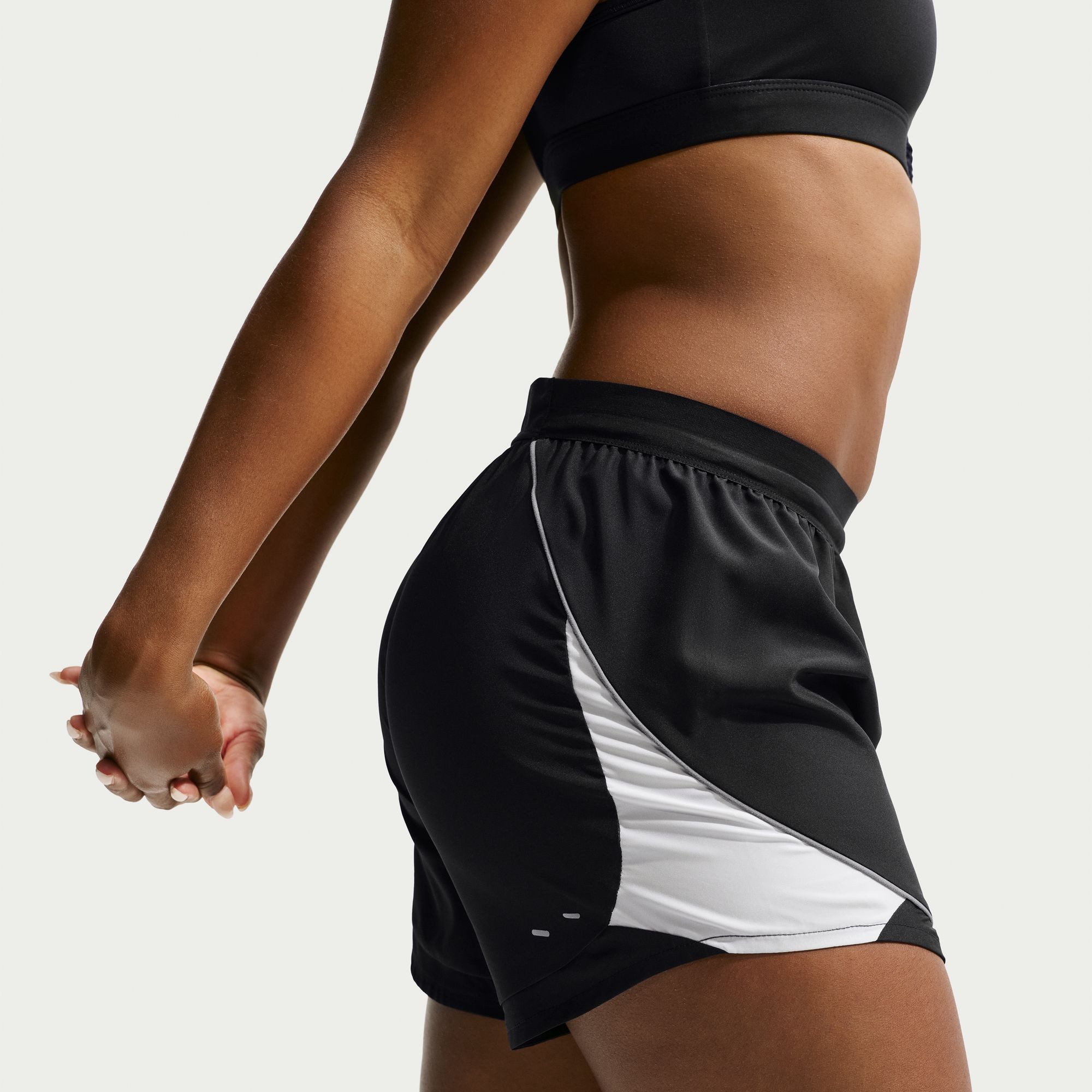 Nike Laufshorts W NK SWOOSH DF SHORT für den Sportbereich, mit Bewegungsfreiheit, sportlicher Schnitt