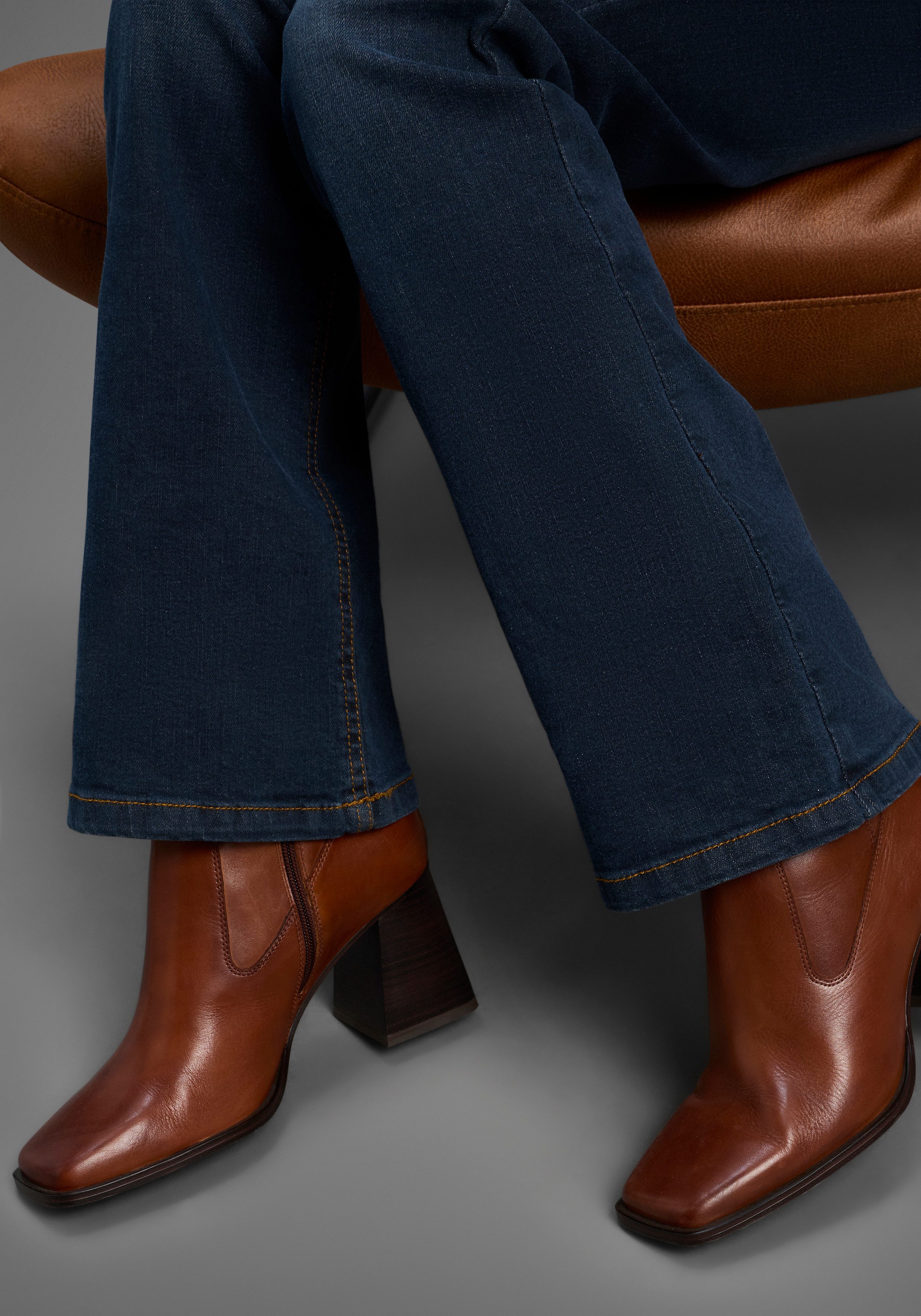 Arizona Bootcut-Jeans Bund mit seitlichem Gummizugeinsatz hohe Leibhöhe, Bootcut, mit Stretch, klassischer 5-Pocket-Style