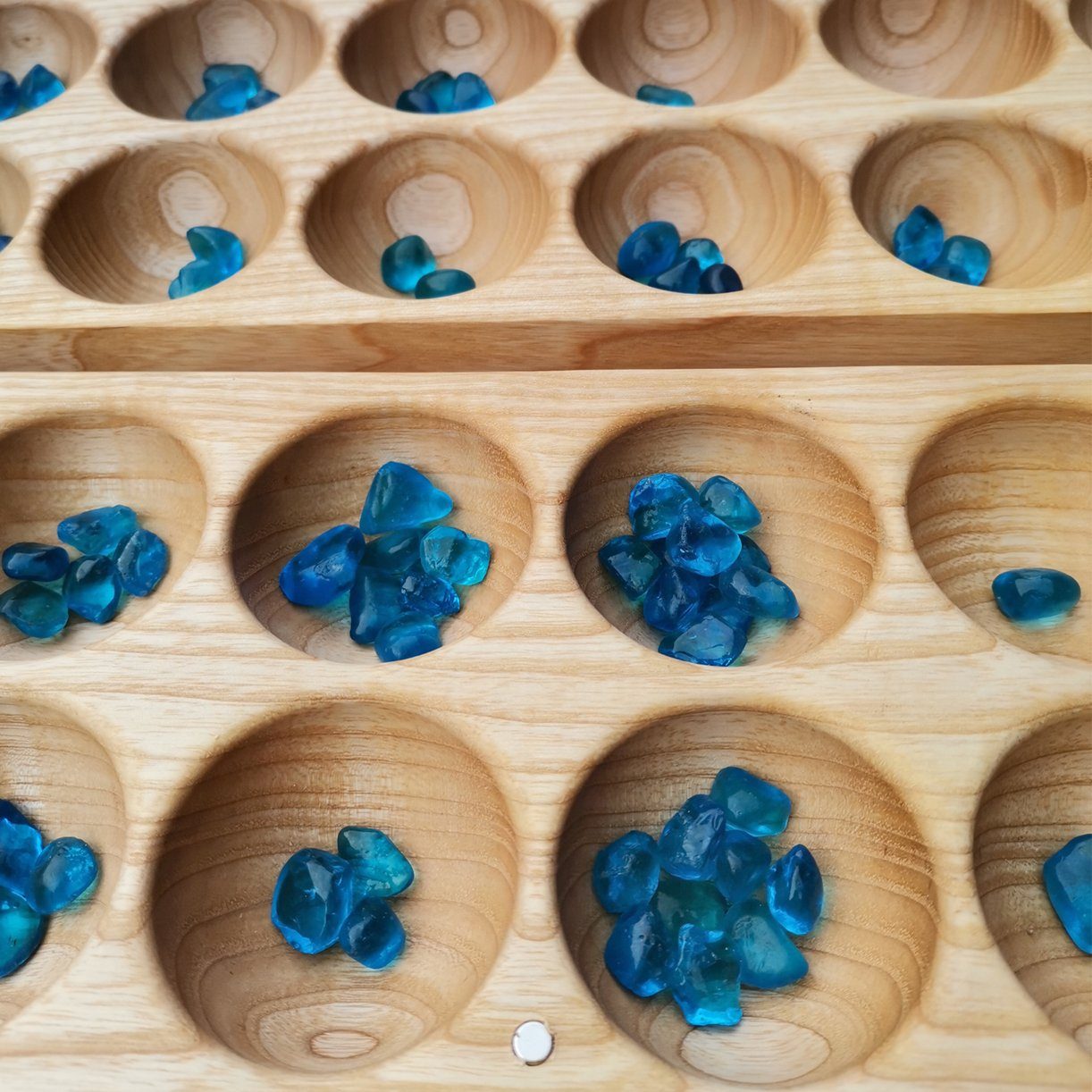 Madera Spielzeuge Spielesammlung Hus mit 80 Glassteinchen, Strategiespiel, Besonders große Mulden