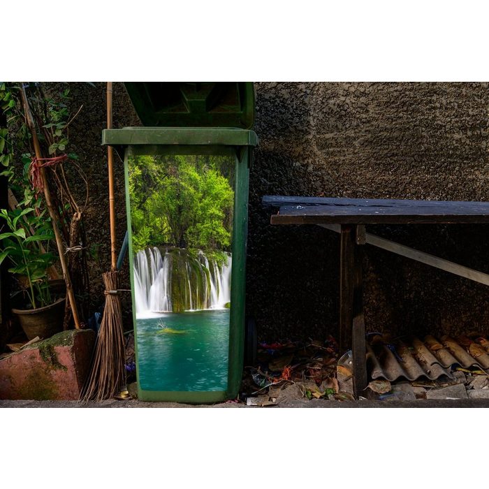 MuchoWow Wandsticker Die grüne Natur oberhalb der Wasserfälle in Thailands (1 St) Mülleimer-aufkleber Mülltonne Sticker Container Abfalbehälter