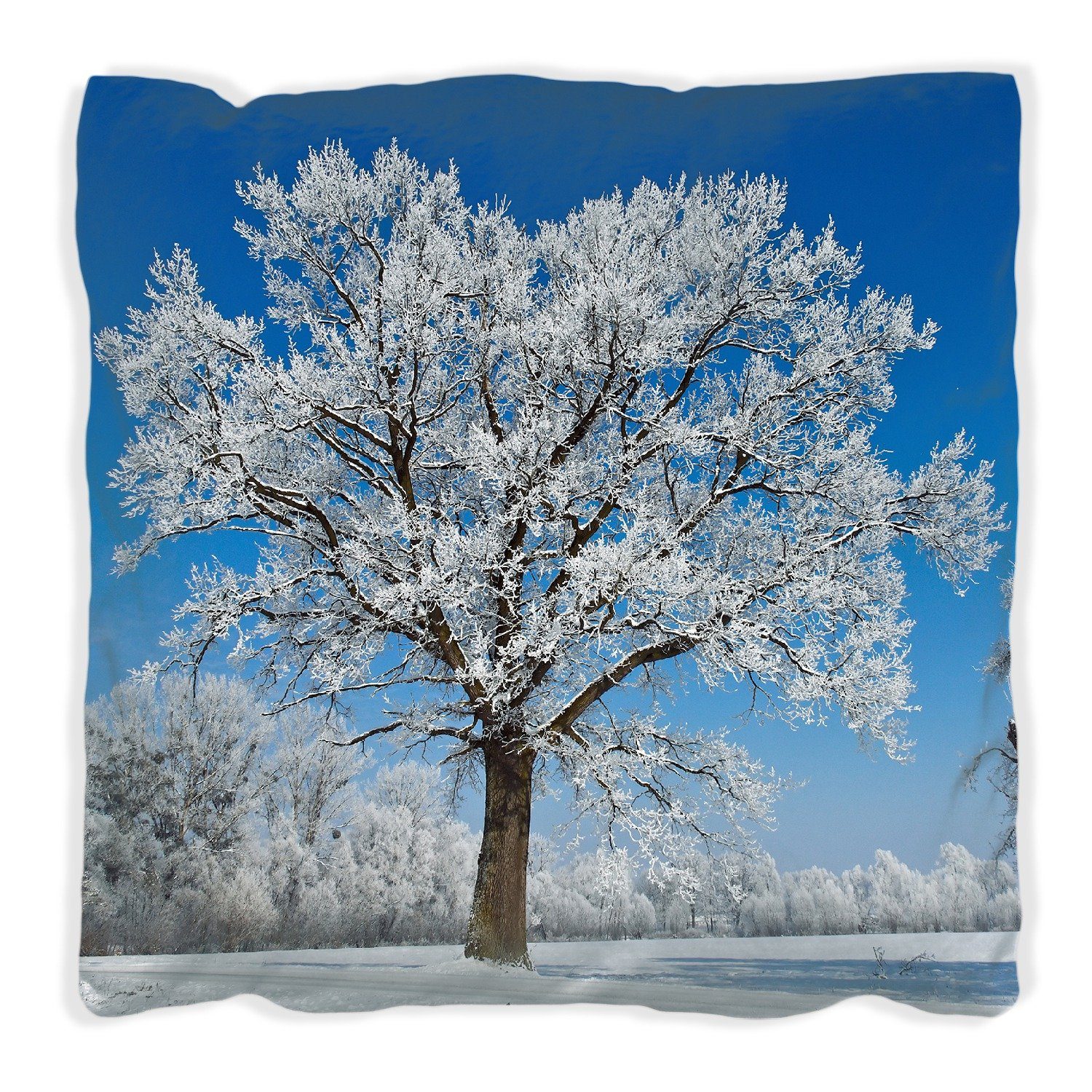 Wallario Dekokissen Schneebedeckter Baum mit blauen Himmel, handgenäht