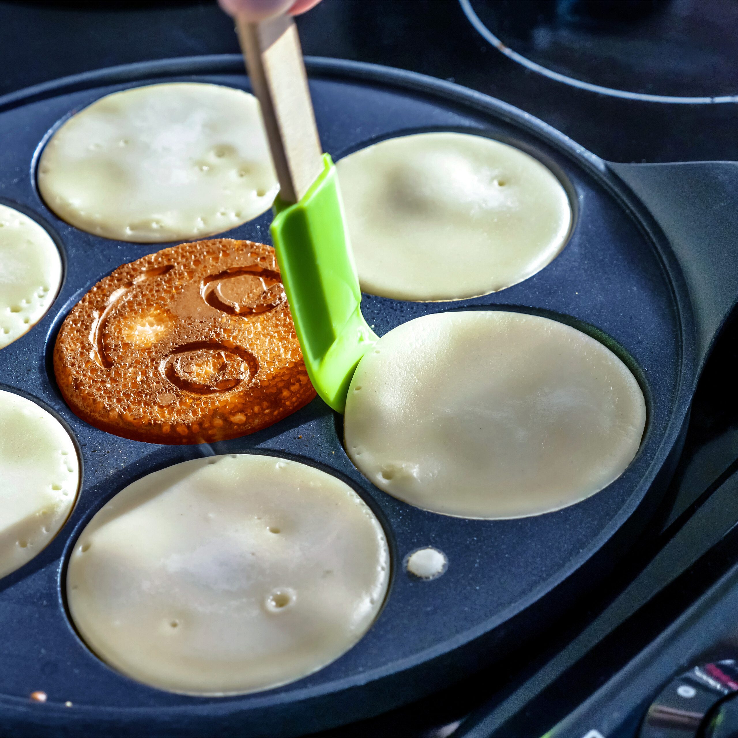 relaxdays Crêpepfanne Pancake Pfanne mit Gesichtern, Aluminiumguss (1-tlg) – Bild 3 von 5