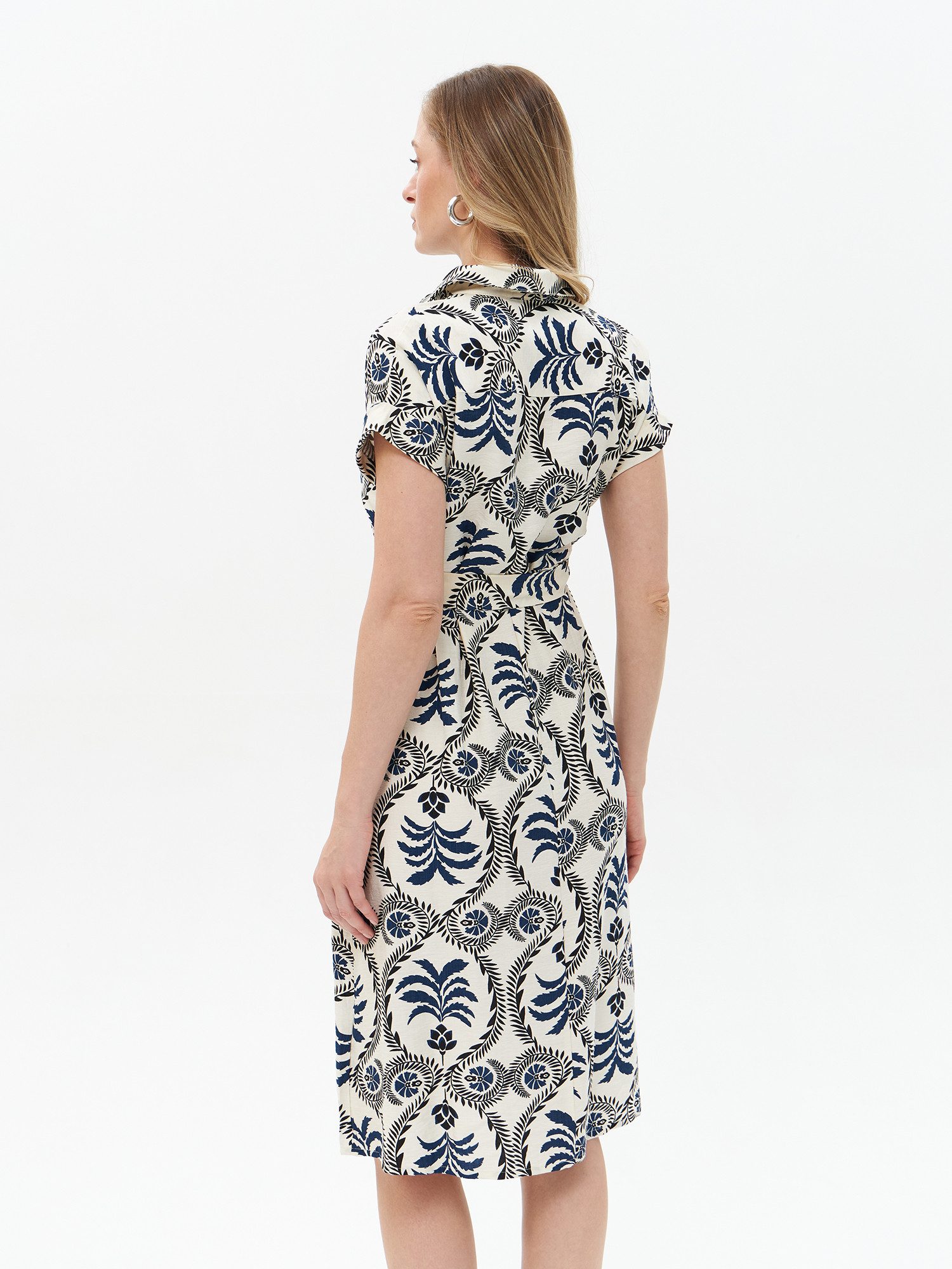 Passioni Hemdblusenkleid Sommer Midikleid mit Print Knielang mit allover Print in Ecru-Navy – Bild 4 von 5