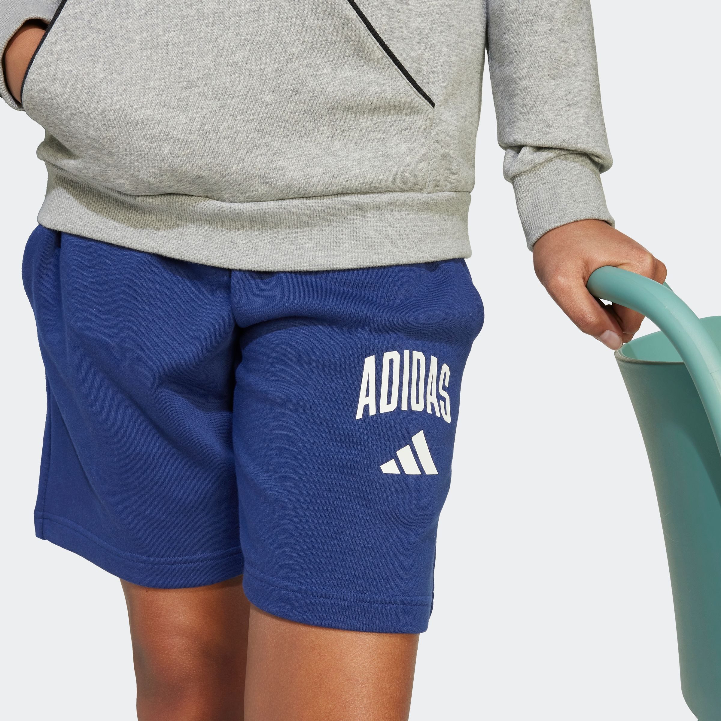 adidas Sportswear Shorts SEASONALS ESSENTIALS COLLEGIATE TYPOGRAPHY KIDS für Kinder und Teens, sportlicher Stil, aus Baumwolle und Polyester – Bild 2 von 5