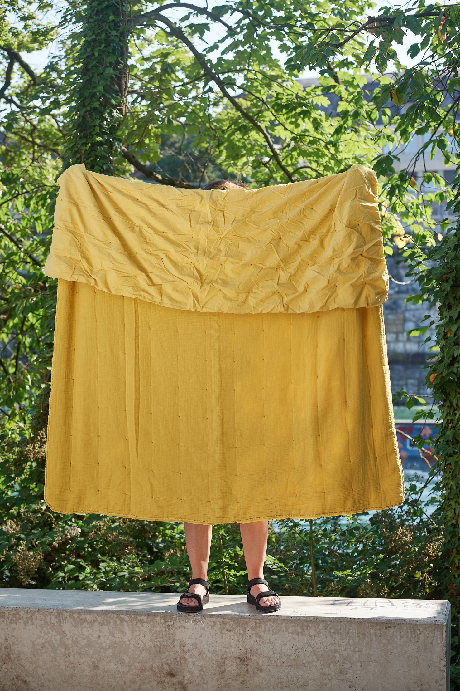 aus für lavie, und zeitgemäßen honeygold mit Baumwolle Weichheit Tagesdecke recycelter extra Look. Bio Füllung Nora, PES einen Tagesdecke
