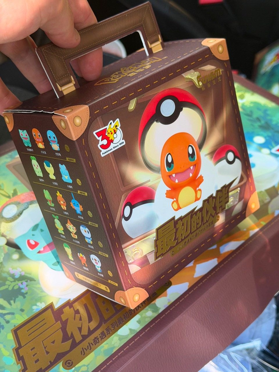 The Pokémon Company Sammelfigur Pokémon First Partner Koffer-Blindbox 30th Anniversary (1 St., 1 Blindbox mit Mini-Koffer, 3 Figuren und 3 Pokébällen), Pokémon 30th Anniversary Blindbox mit zufälligem Starter-Trio