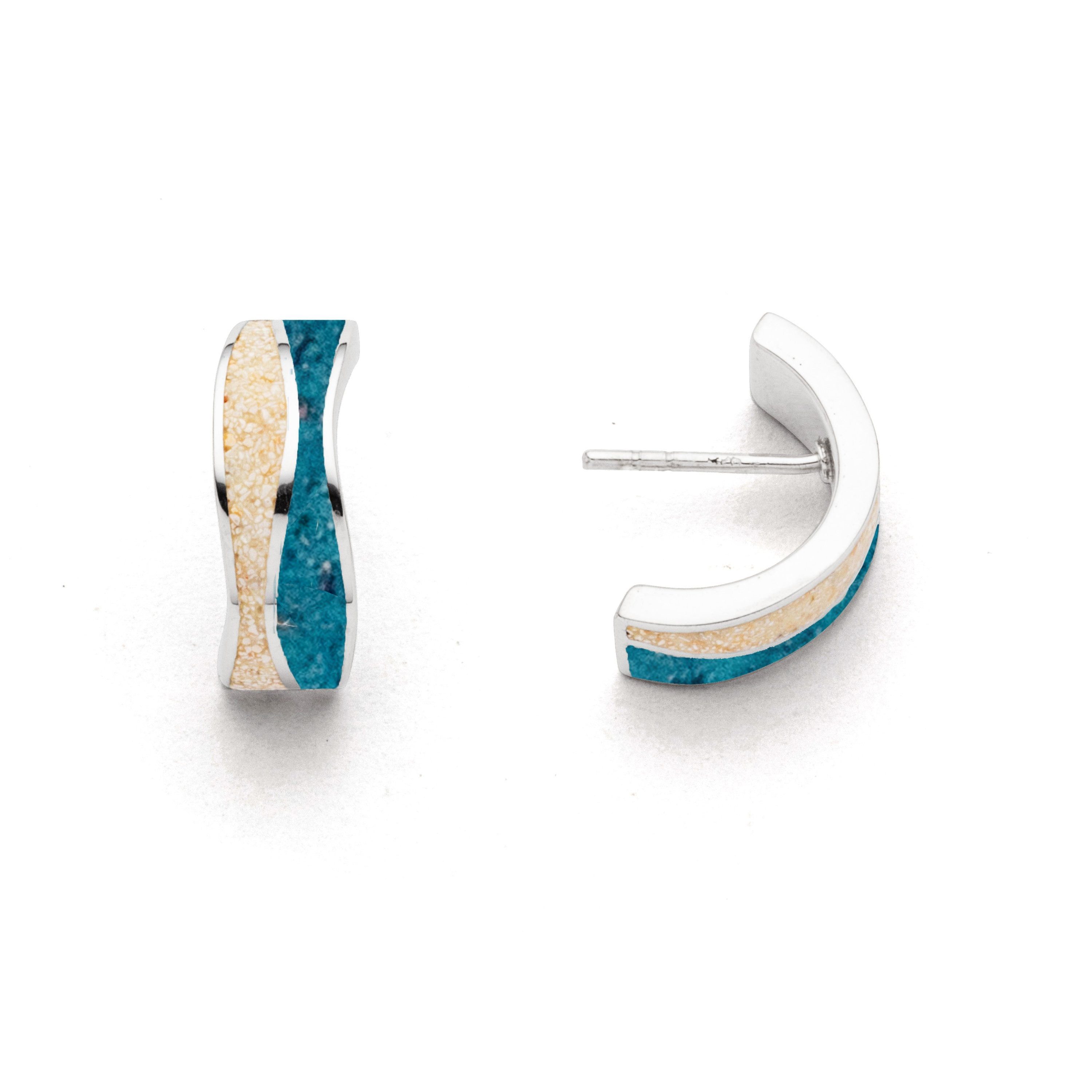 DUR Paar Ohrstecker Halbcreolen O5486 „Welle 2.0“ – 925er Silber, Strandsand, & blauer Steinsand, 5,5 x 15 mm