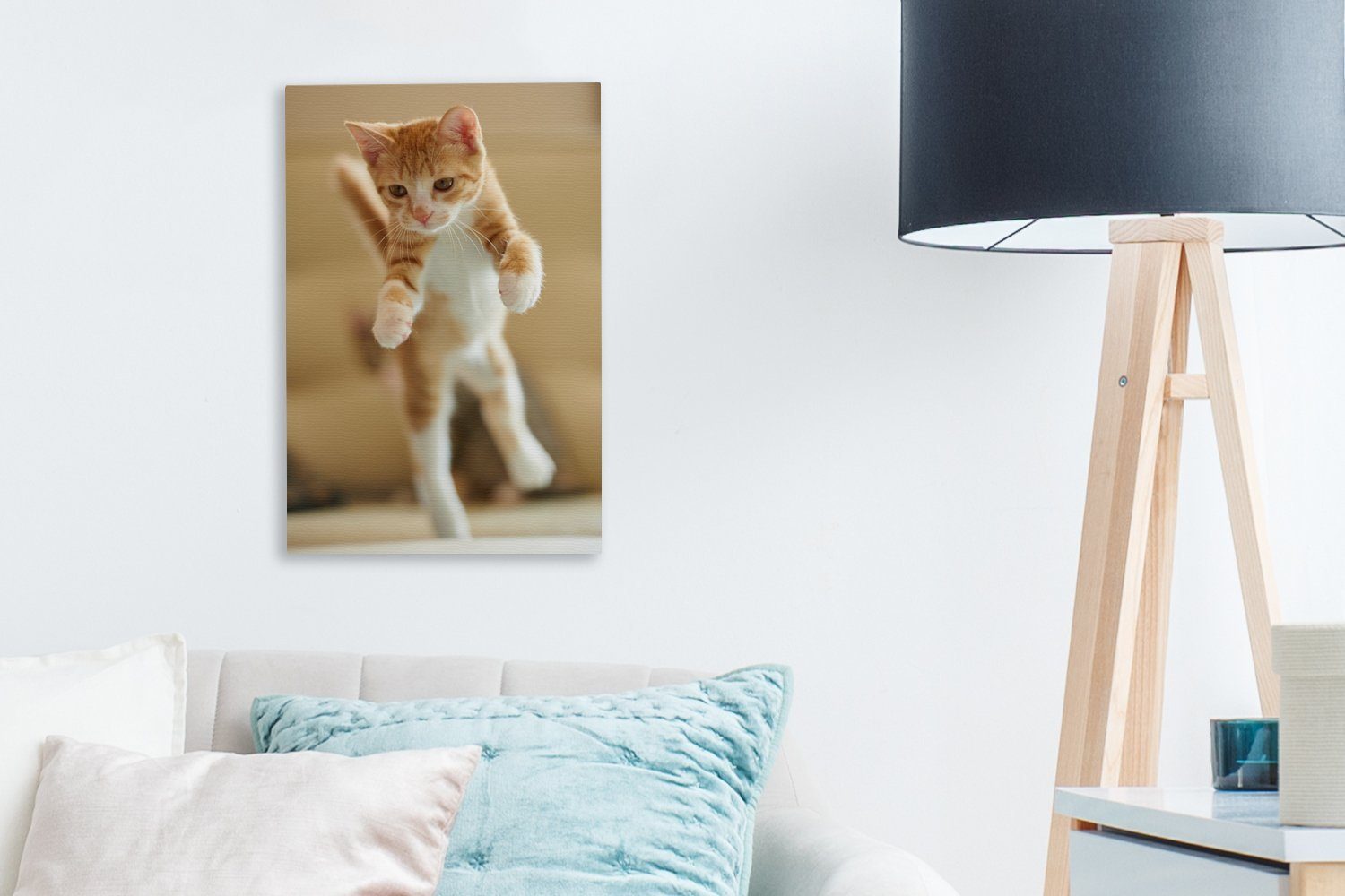 OneMillionCanvasses® Leinwandbild inkl. springenden bespannt eines Eine Zackenaufhänger, (1 St), 20x30 cm Kätzchens, fertig Nahaufnahme Leinwandbild Gemälde,