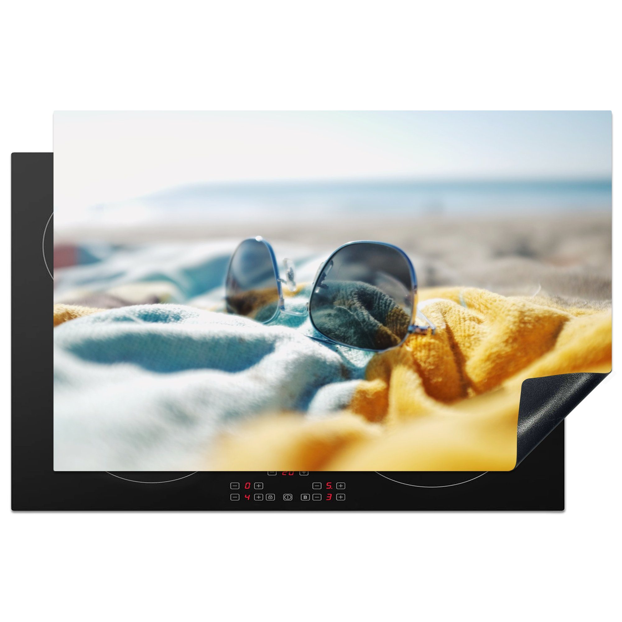 MuchoWow Herdblende-/Abdeckplatte Bild einer auf einem Handtuch liegenden Sonnenbrille, Vinyl, (1 tlg), 81x52 cm, Induktionskochfeld Schutz für die küche, Ceranfeldabdeckung