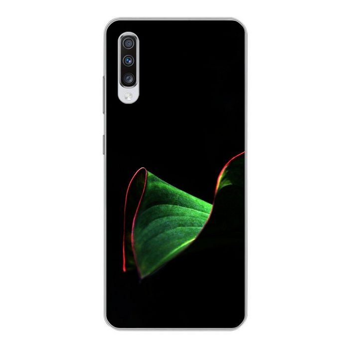 MuchoWow Handyhülle Ein tropisches Blatt mit roten Rändern auf schwarzem Hintergrund Phone Case Handyhülle Samsung Galaxy A70 Silikon Schutzhülle