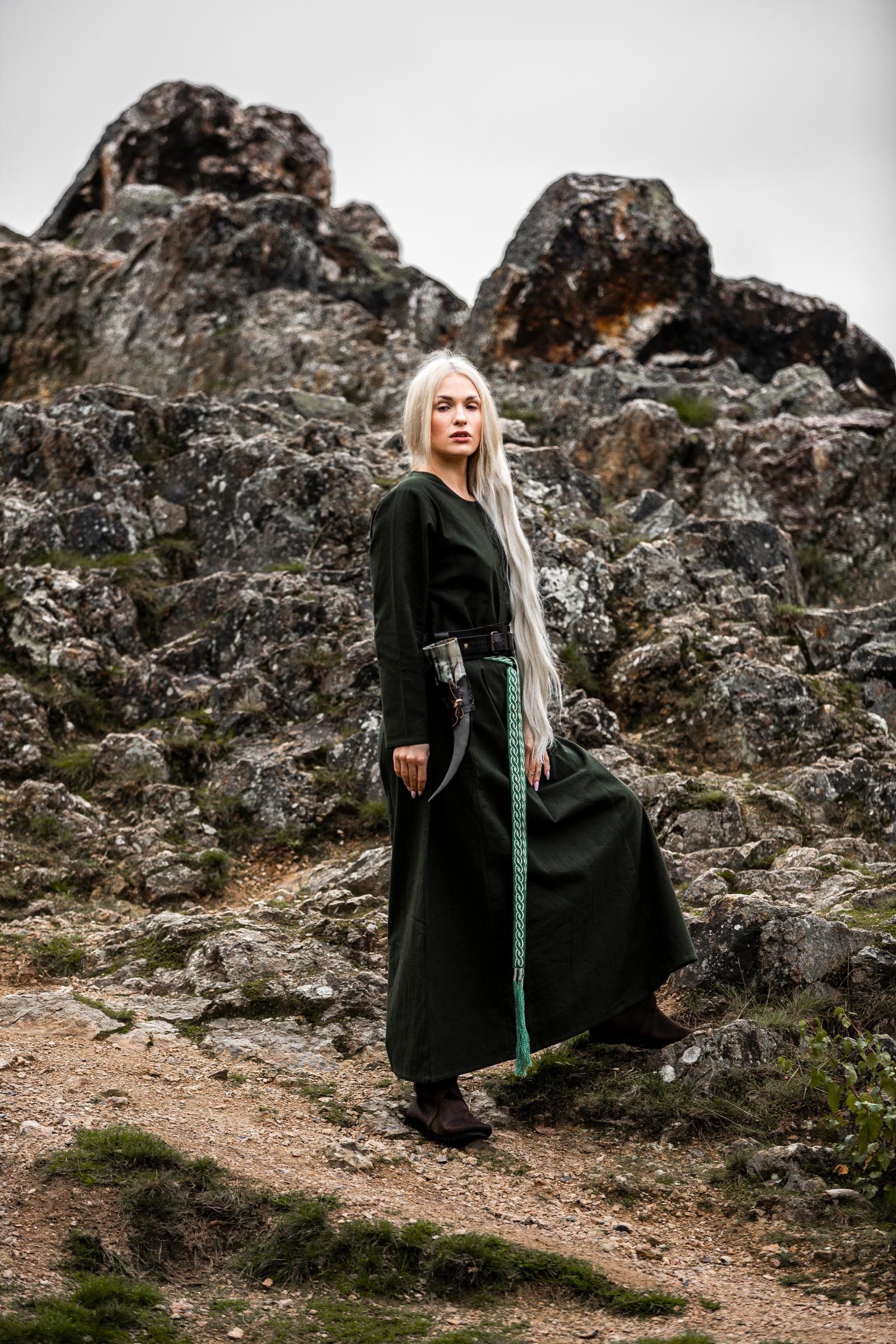 Leonardo Carbone Wikinger-Kostüm Kleid "Alvilda" mit Rundhalsausschnitt, vertikale Ziernähte, hochwertige Baumwolle