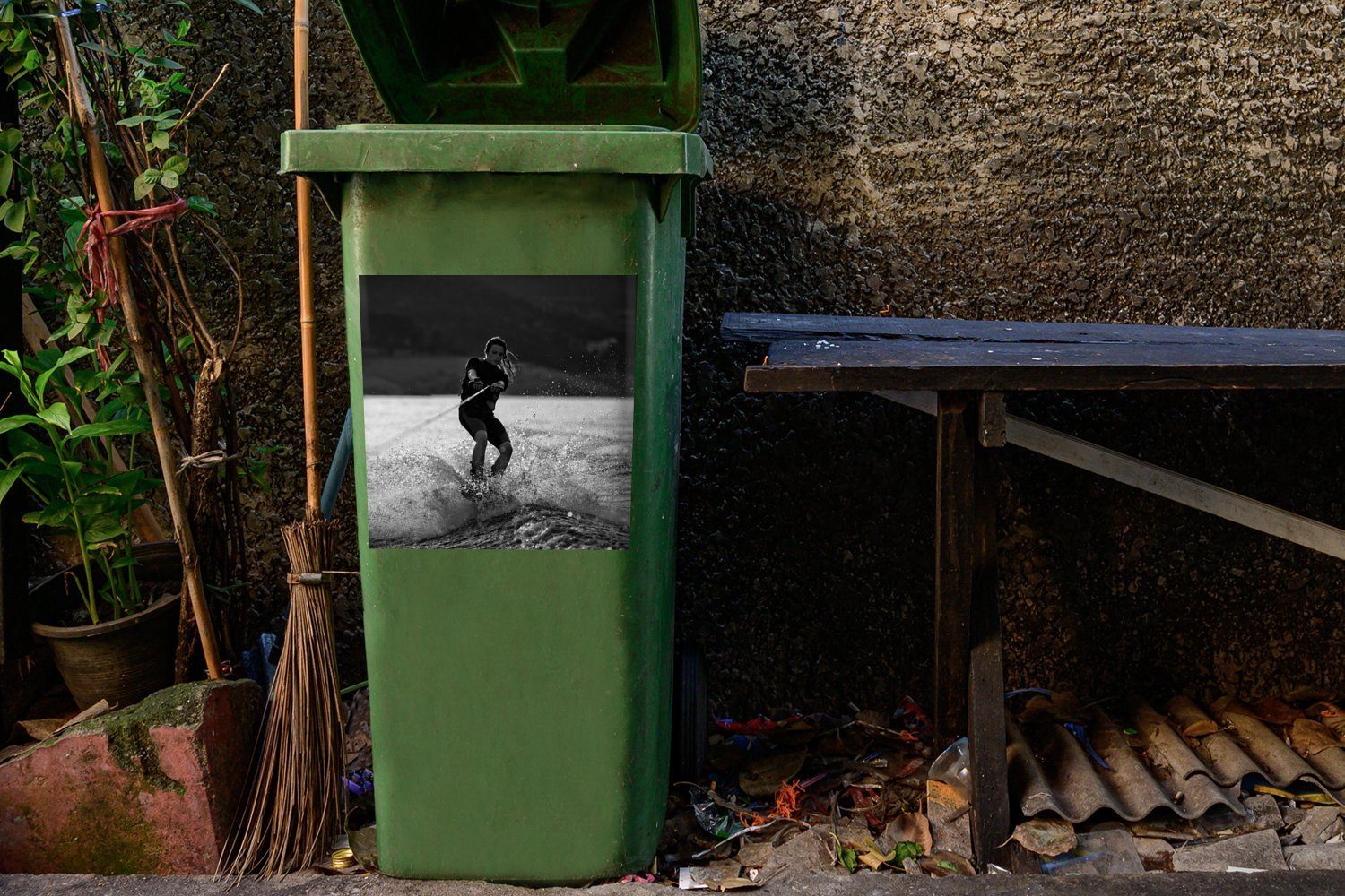 St), Lake Wandsticker Mülltonne, Abfalbehälter MuchoWow Wakeboard - weiß Mädchen Juan Sticker, dem Mülleimer-aufkleber, Container, Ein fährt schwarz (1 auf und San