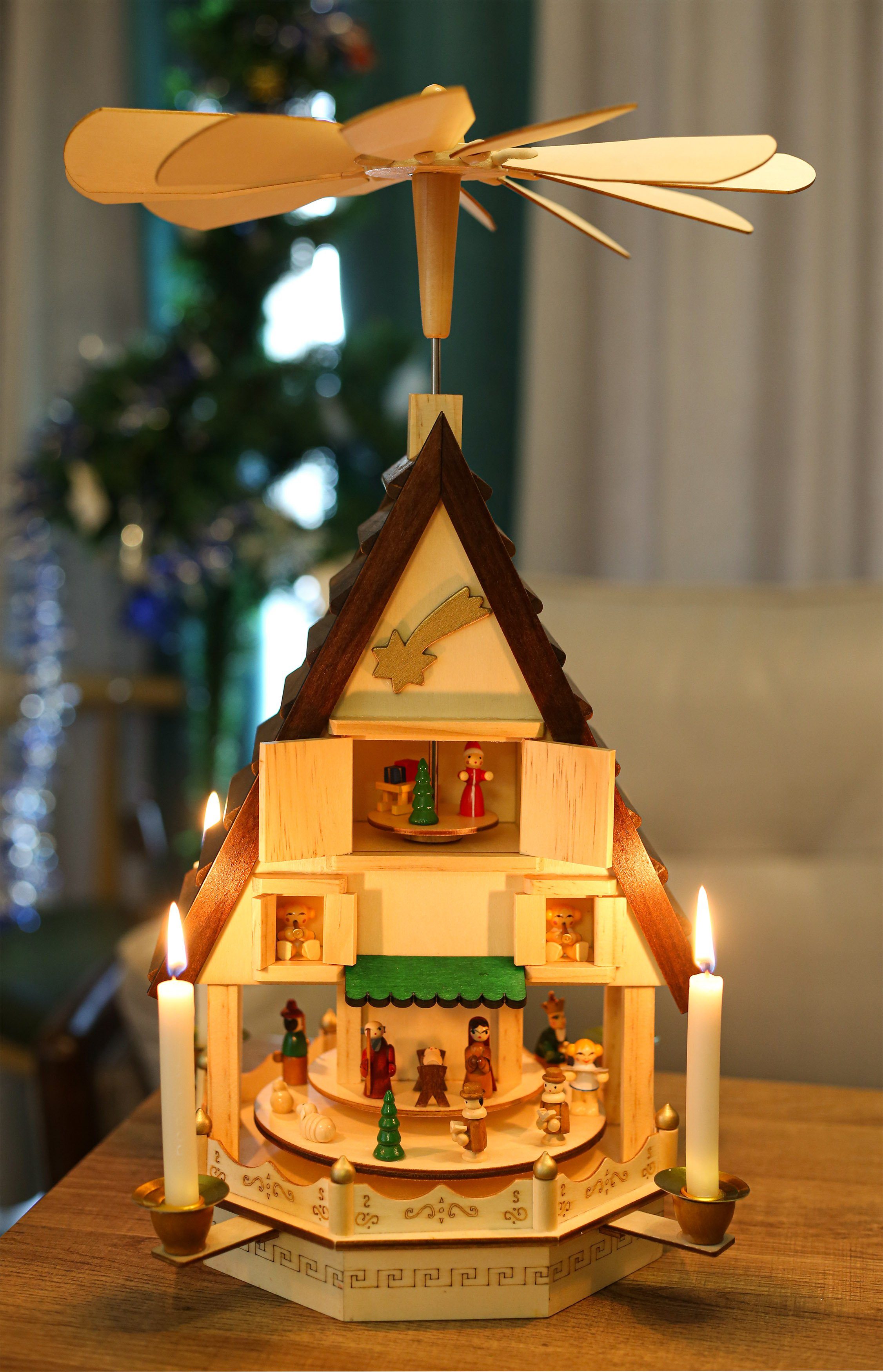 Etagen, 4 Kerzenpyramide aus Holzpyramide Kerzenhaltern aus Adventshaus handbemalte 4 Figuren mit Holz 49 mit Metall, Weihnachtspyramide BRUBAKER hoch, cm