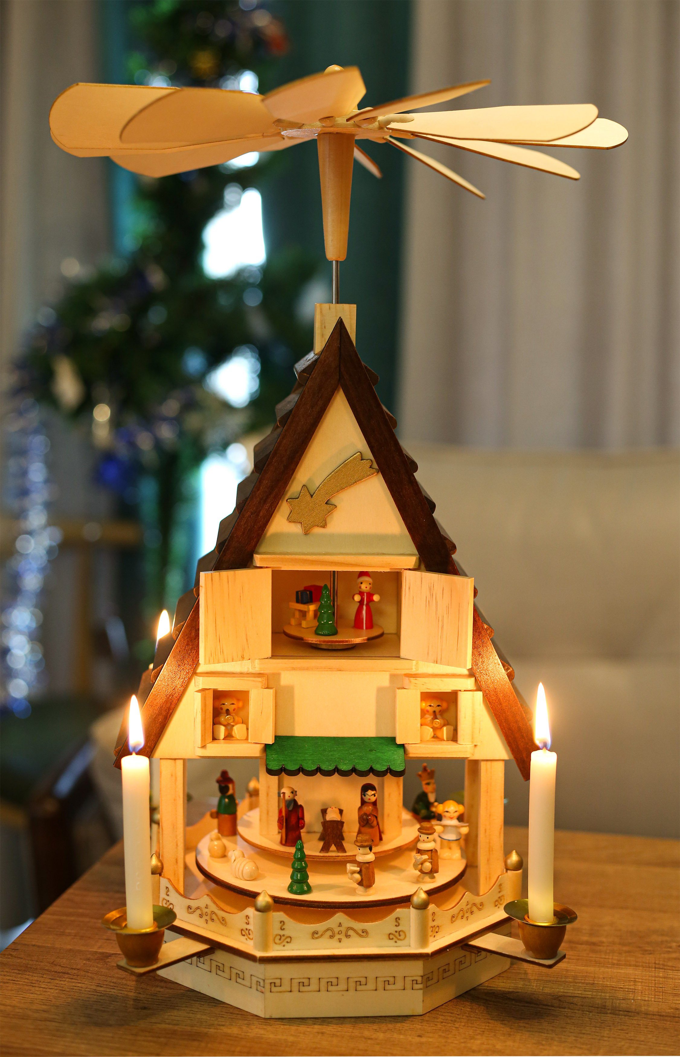 BRUBAKER Weihnachtspyramide Holzpyramide Adventshaus mit 4 Etagen, handbema günstig online kaufen