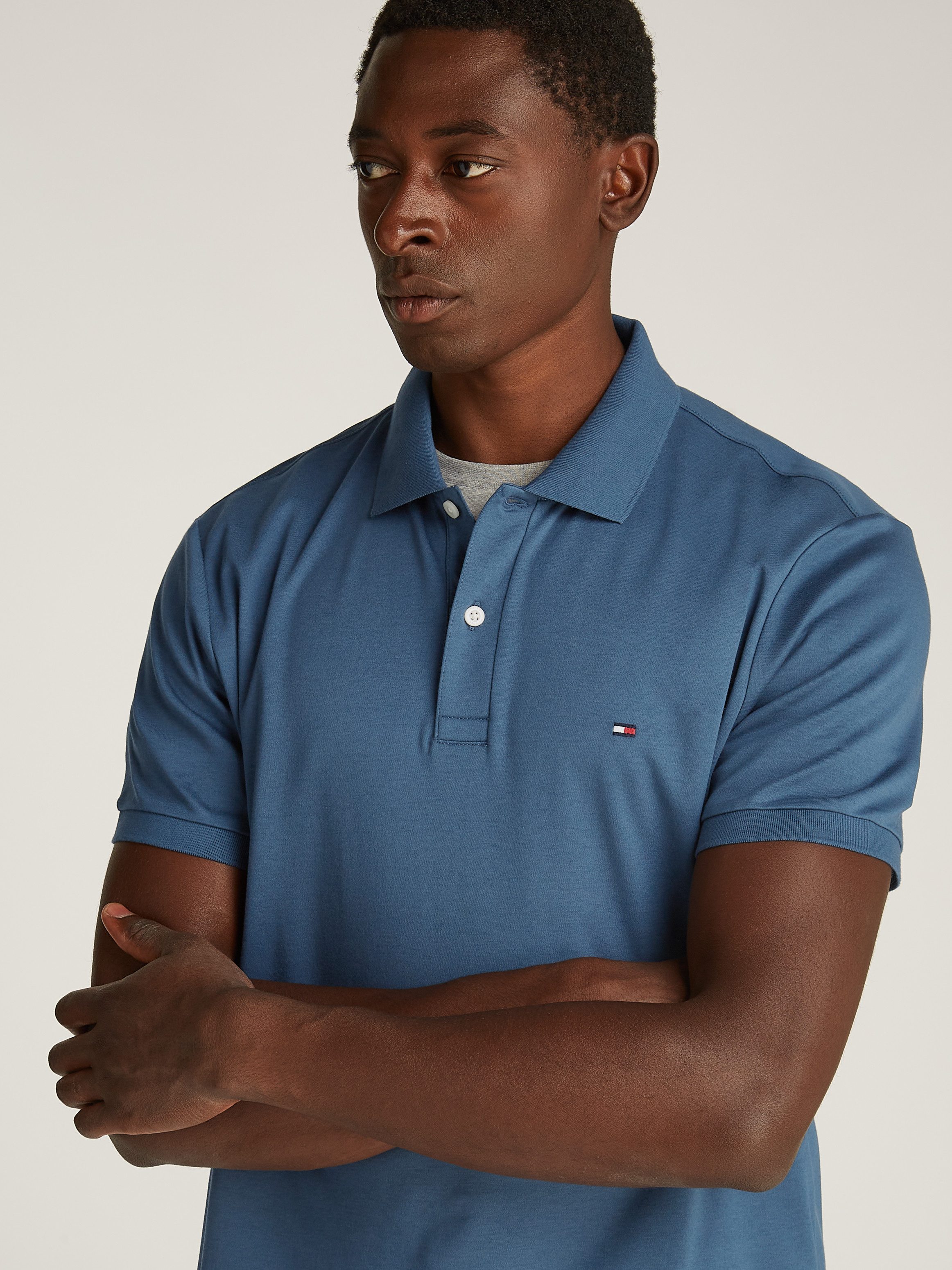 Tommy Hilfiger Poloshirt LIQUID COTTON REGULAR SEASONAL mit Logostickerei – Bild 2 von 5