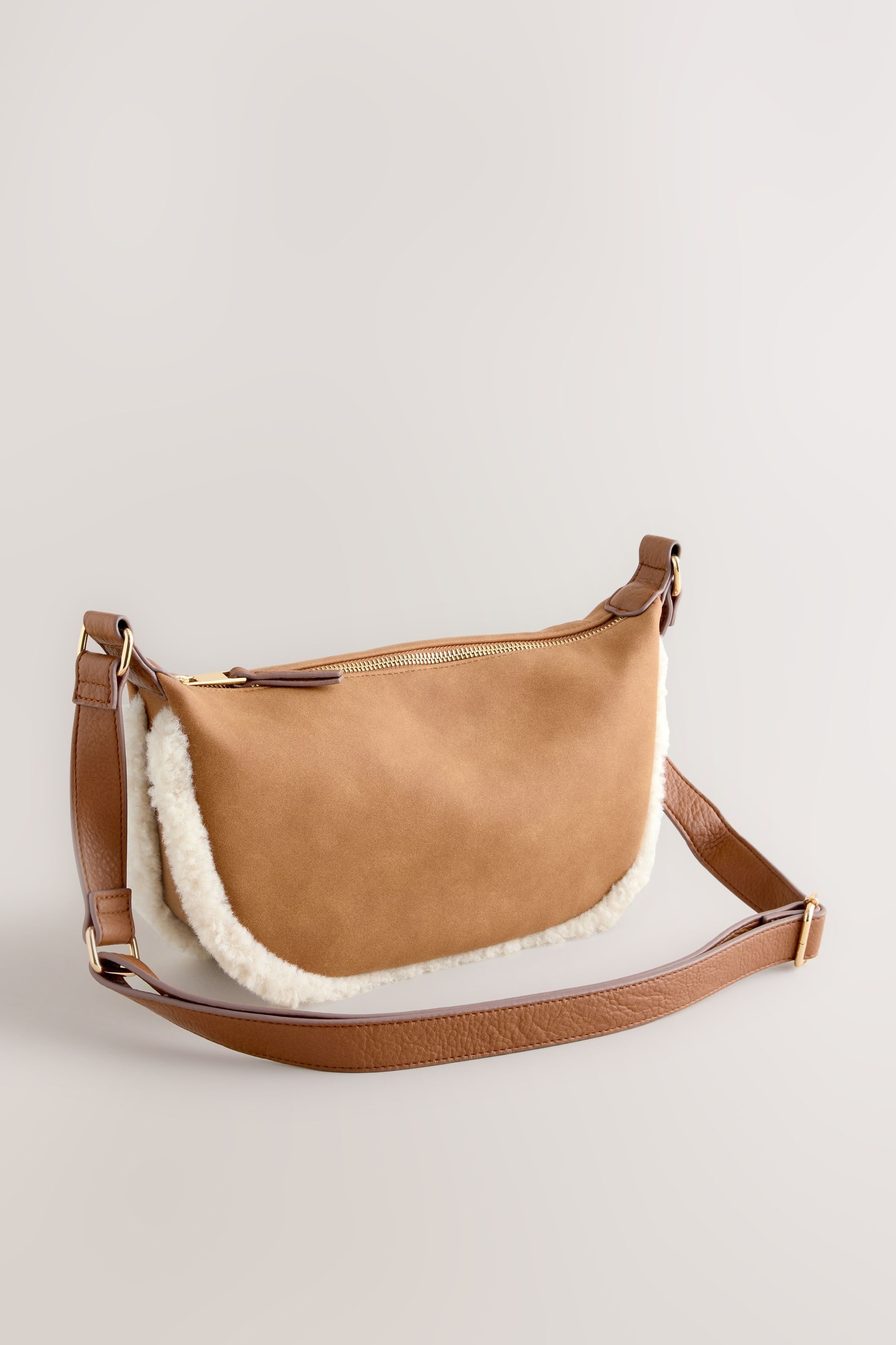 Next Umhängetasche Schultertasche aus Polyurethan und Teddyfell (1-tlg)