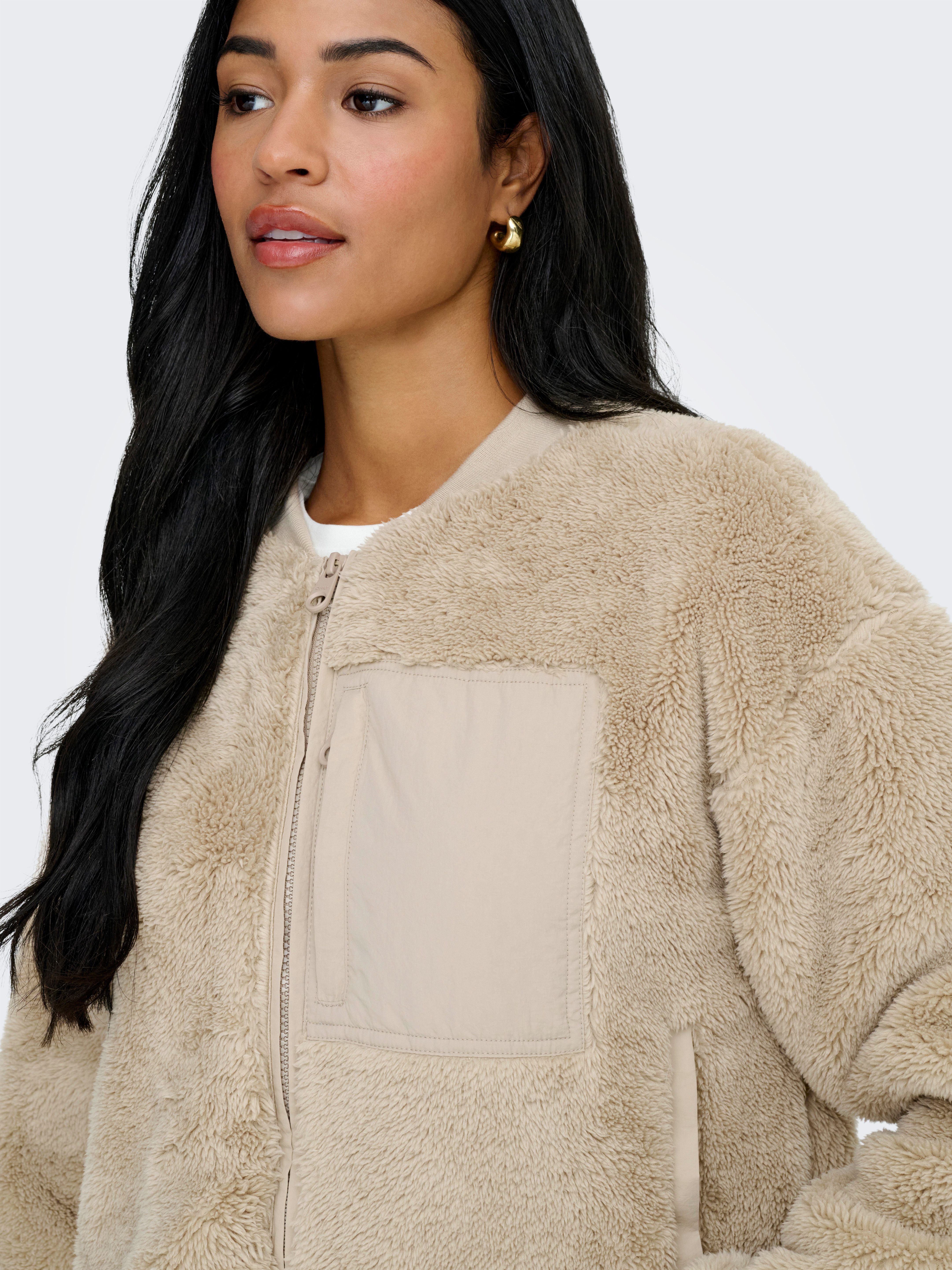 ONLY Plüschjacke ONLANNA CONTACT LIFE SHORT JACKET CC OTW Brusttasche mit Reißverschluss