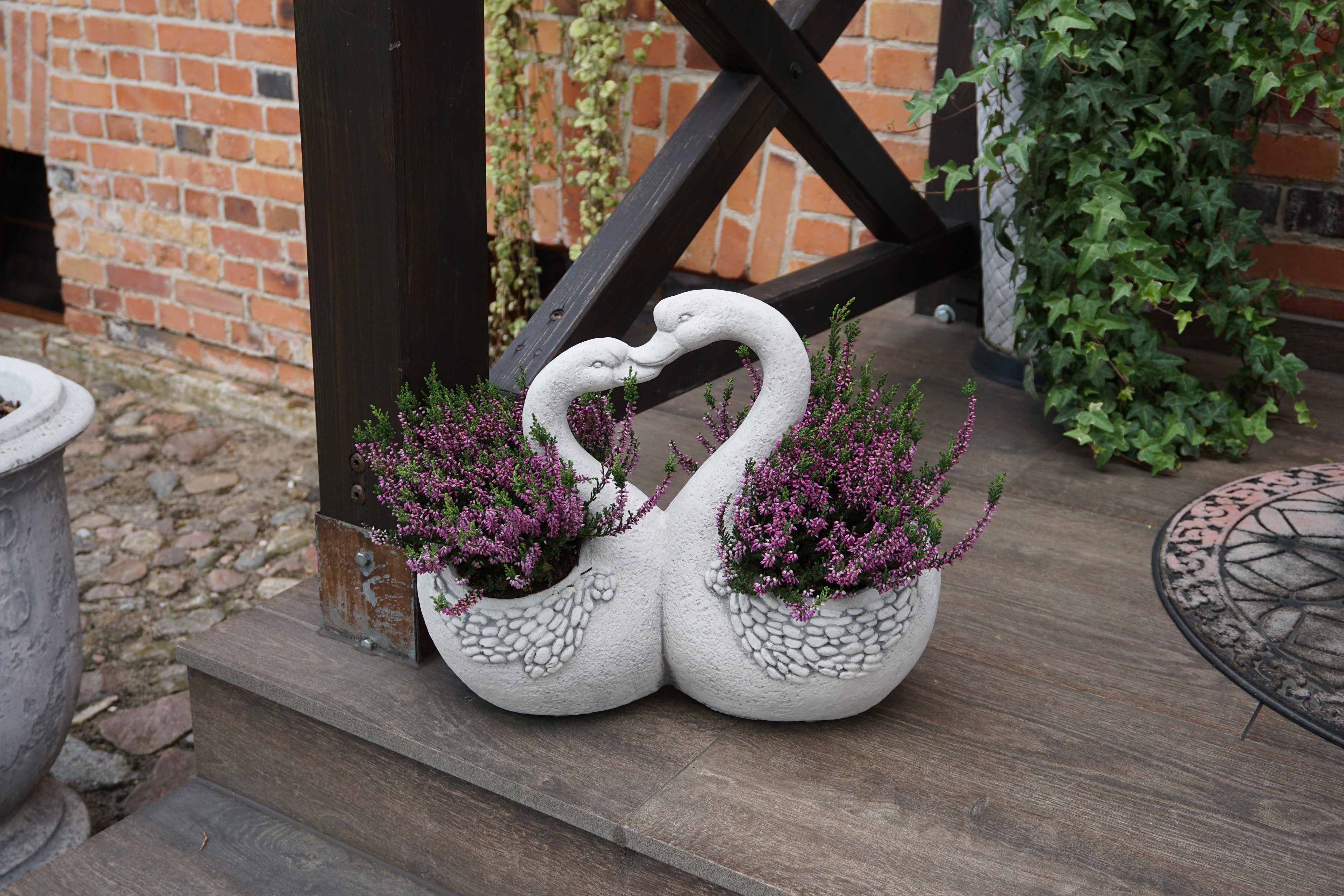 gartendekoparadies.de Pflanzschale Liebevolle Schwäne als Blumenampel Pflanzgefäß, H. 39 cm, 16 kg, Frostsicher
