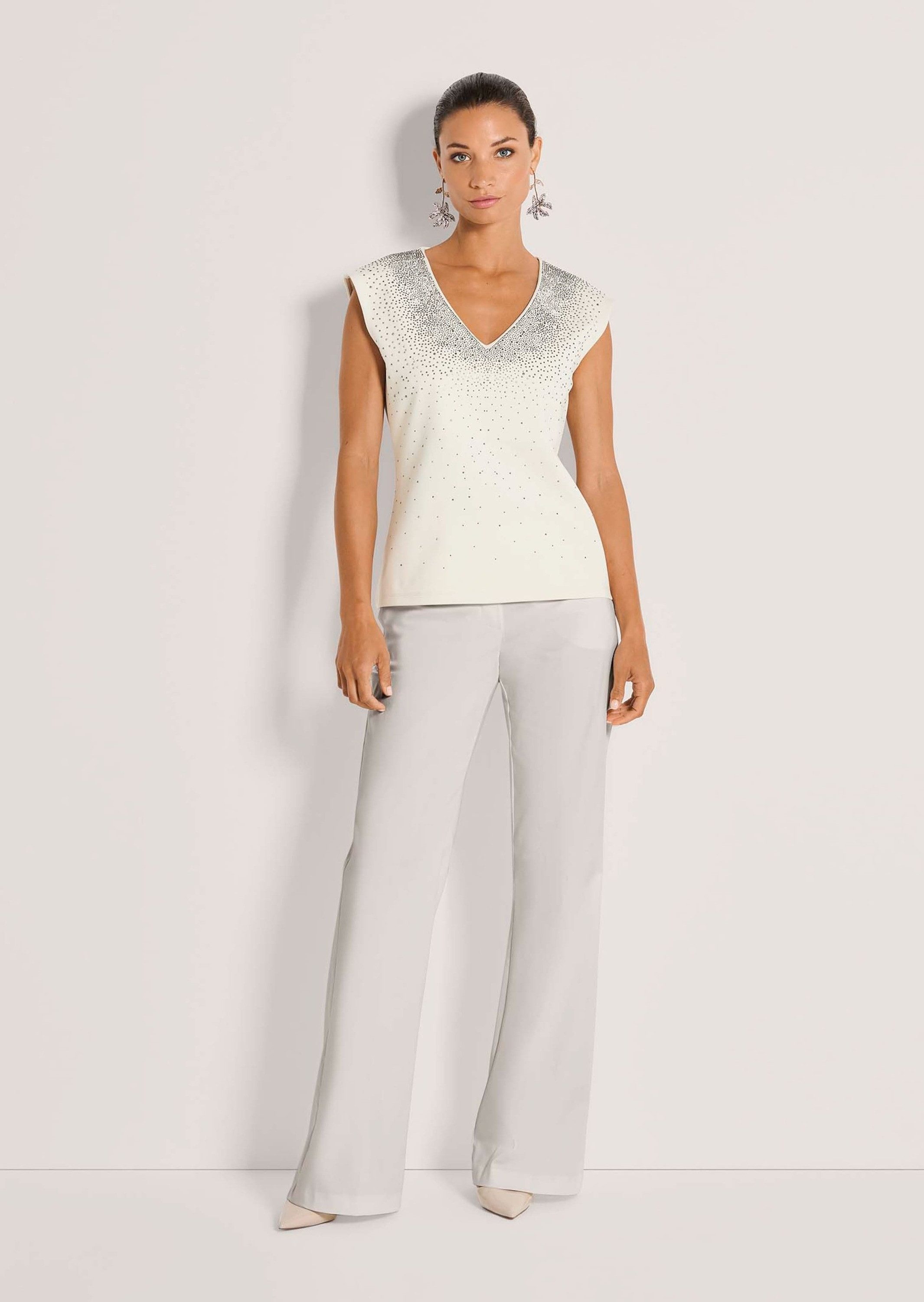 MADELEINE Kurzarmshirt Elegantes Shirt mit V-Ausschnitt, ärmellos Ärmelloses, tailliertes Shirt mit Strass, Viskose-Mix
