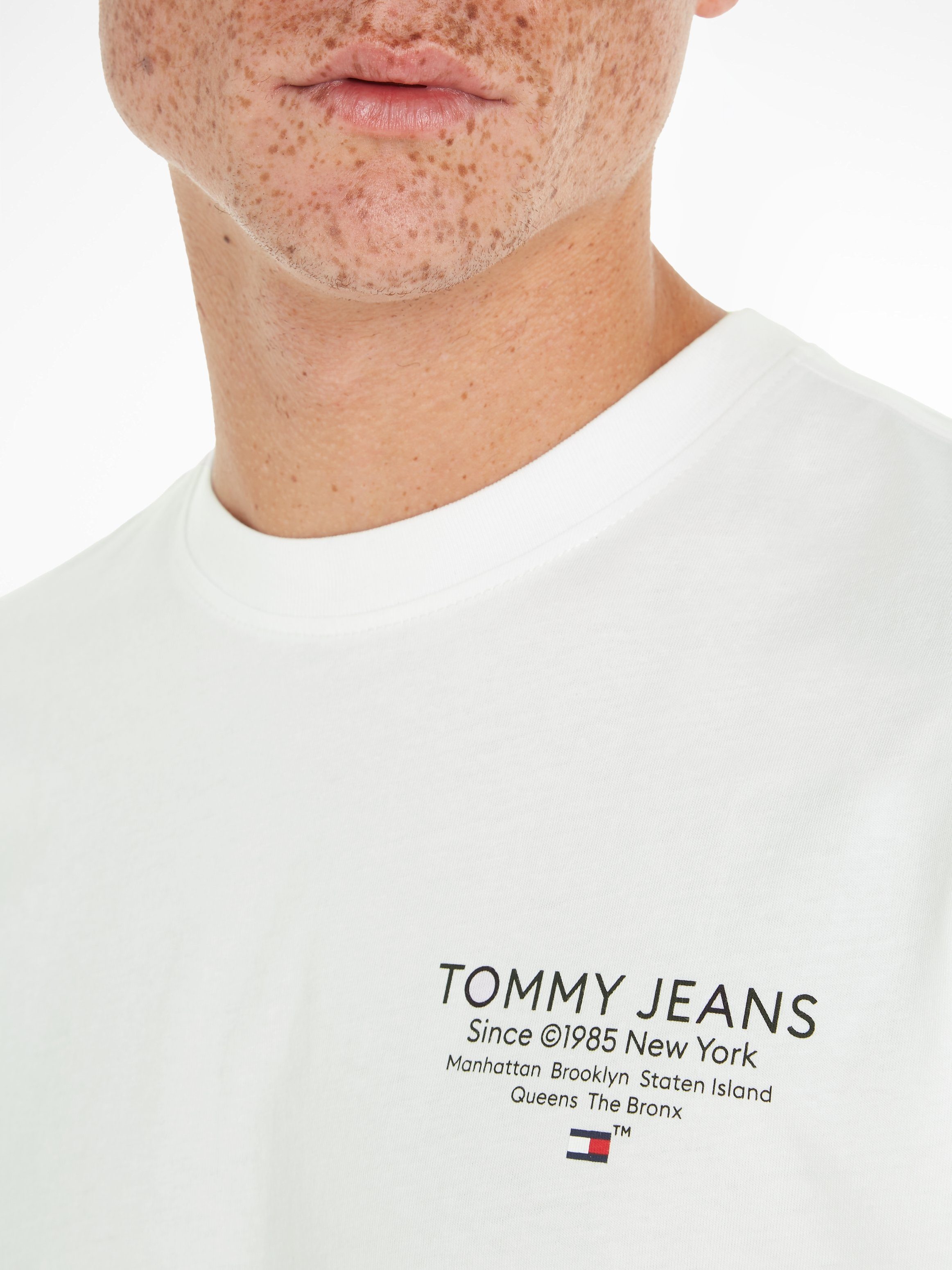 T-Shirt Tommy Tommy TJM ESSTNL TEE GRAPHIC EXT SLIM White Jeans Jeans mit Logodruck